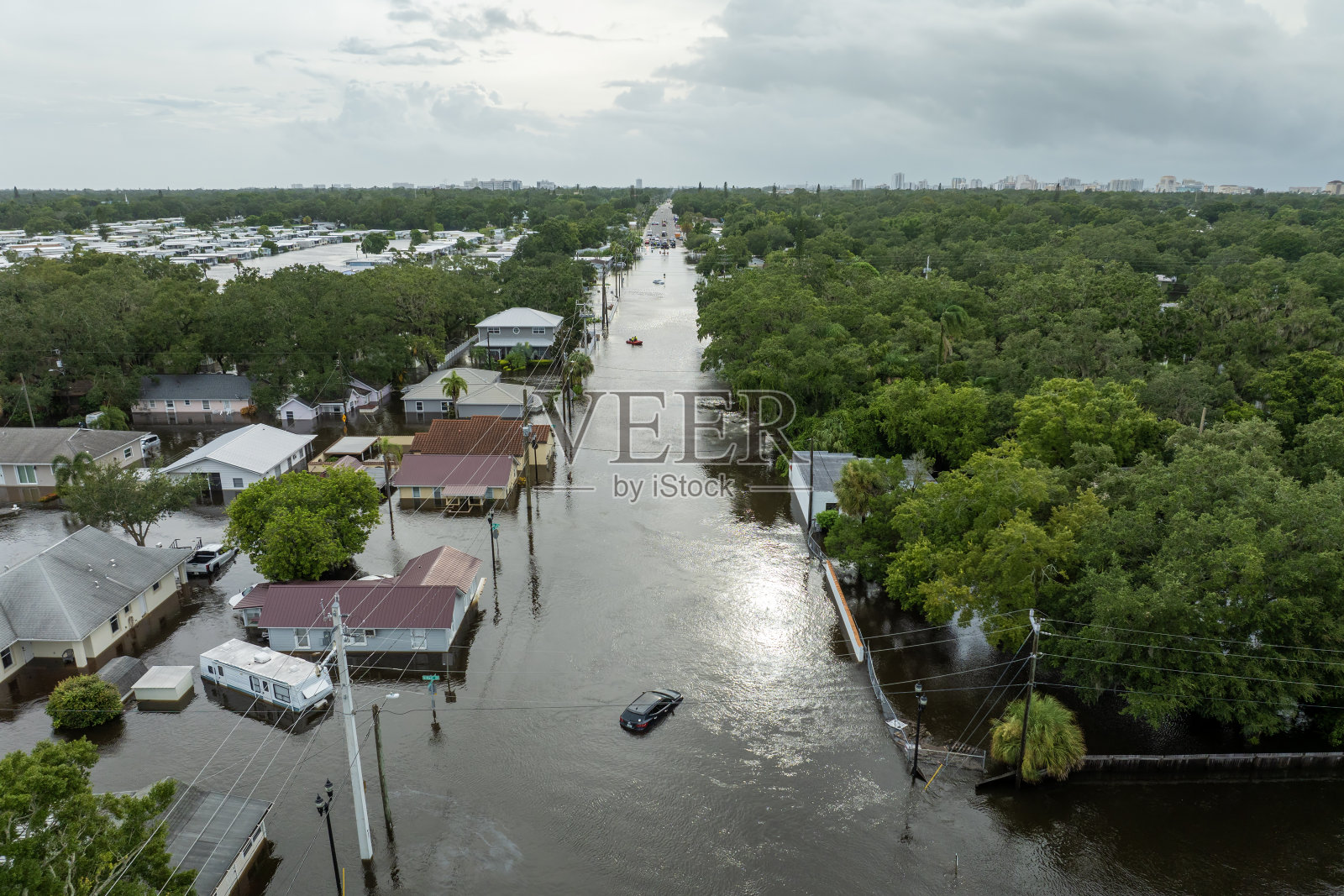 飓风黛比带来的热带风暴导致佛罗里达州洪水泛滥。被洪水包围的萨拉索塔居民社区的城市房屋。自然灾害后。美国萨拉索塔——2024年8月6日。照片摄影图片