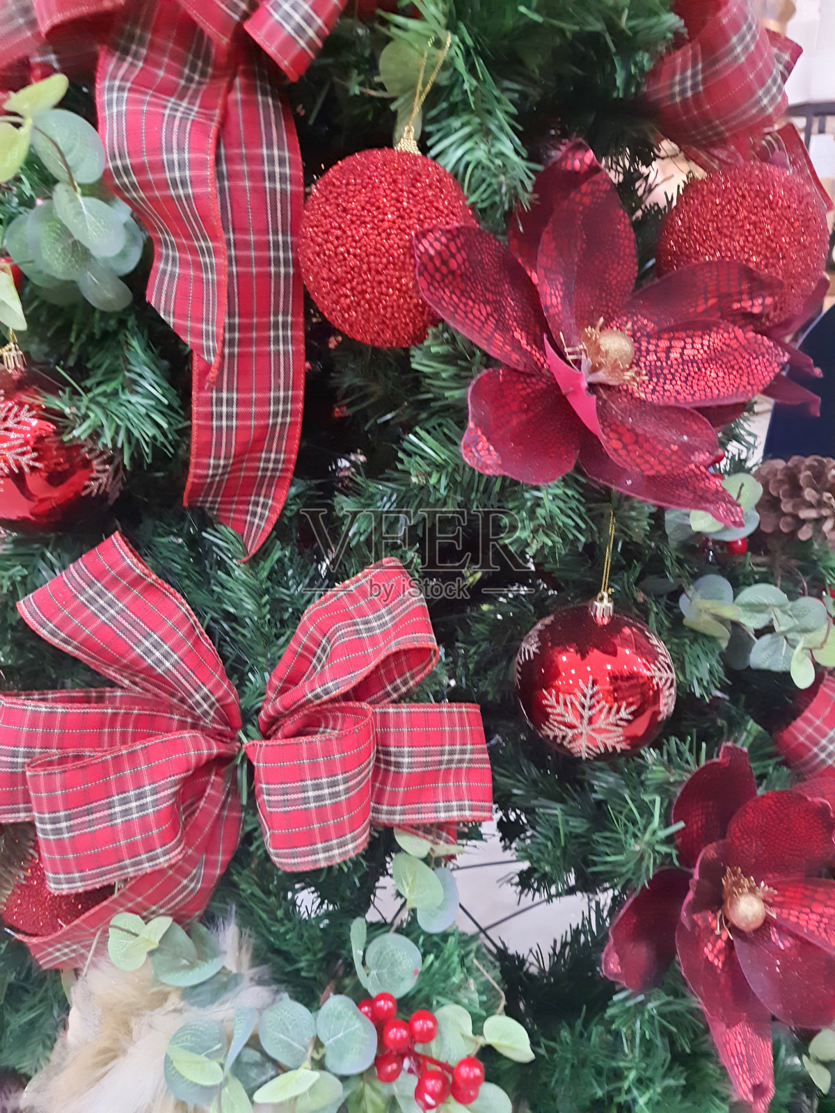 靠近圣诞树。照片摄影图片