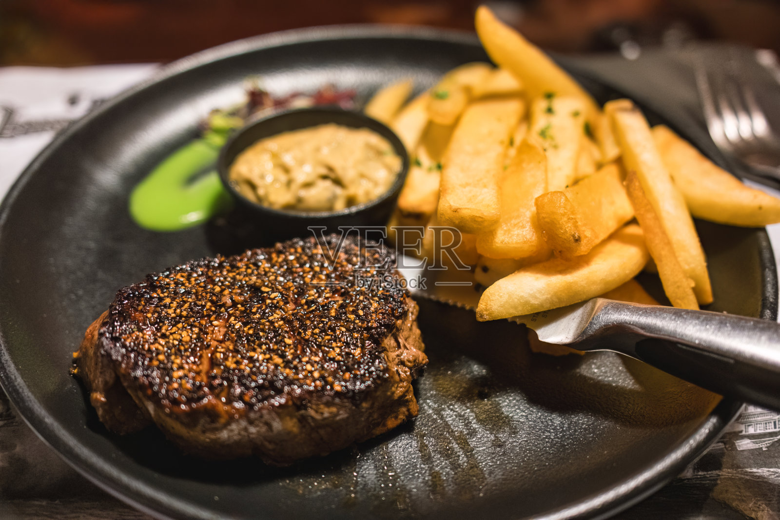 黑胡椒烤牛排，薯条，蔬菜照片摄影图片