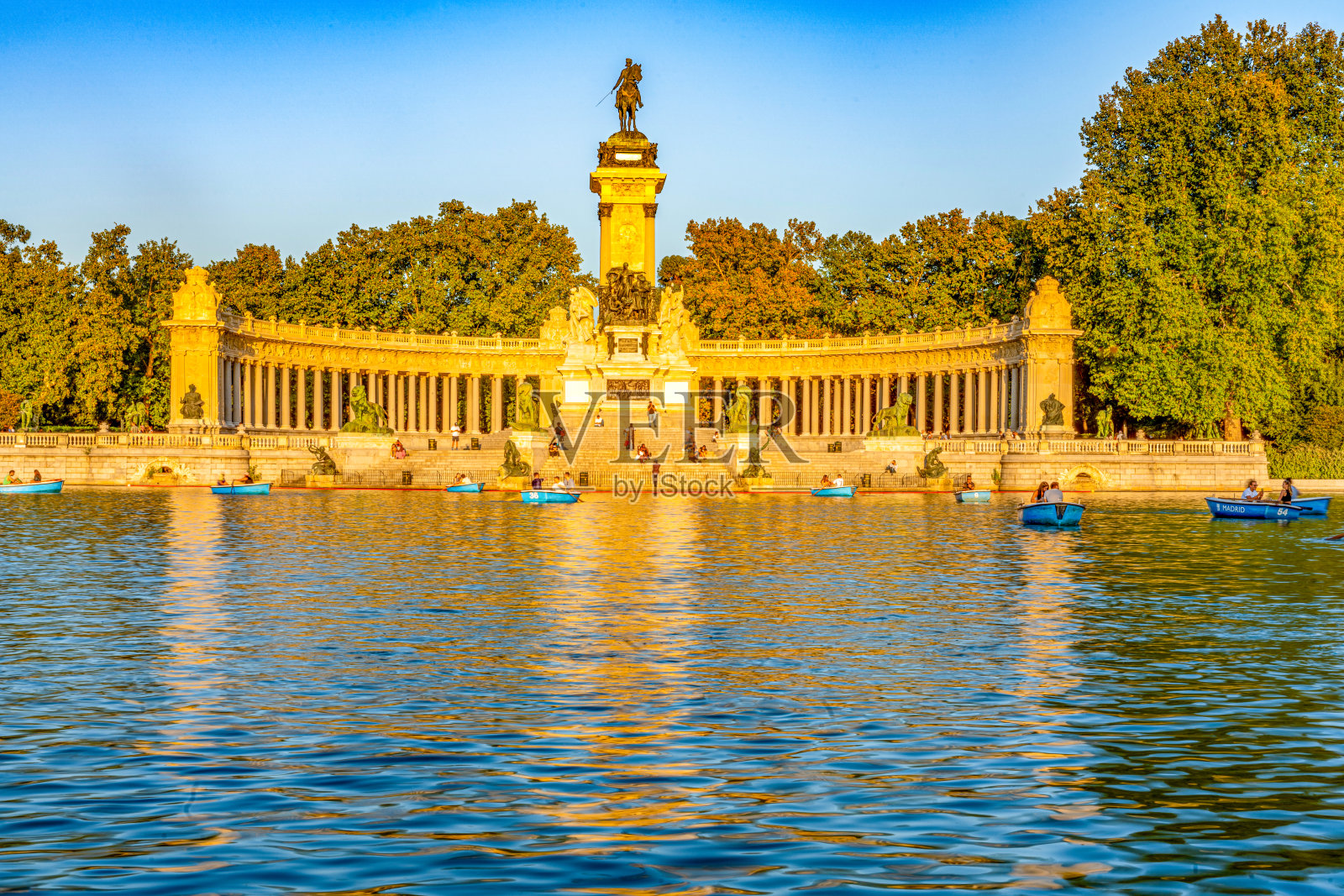 黄昏时分，西班牙马德里，雷蒂罗公园里的雷蒂罗大池塘照片摄影图片