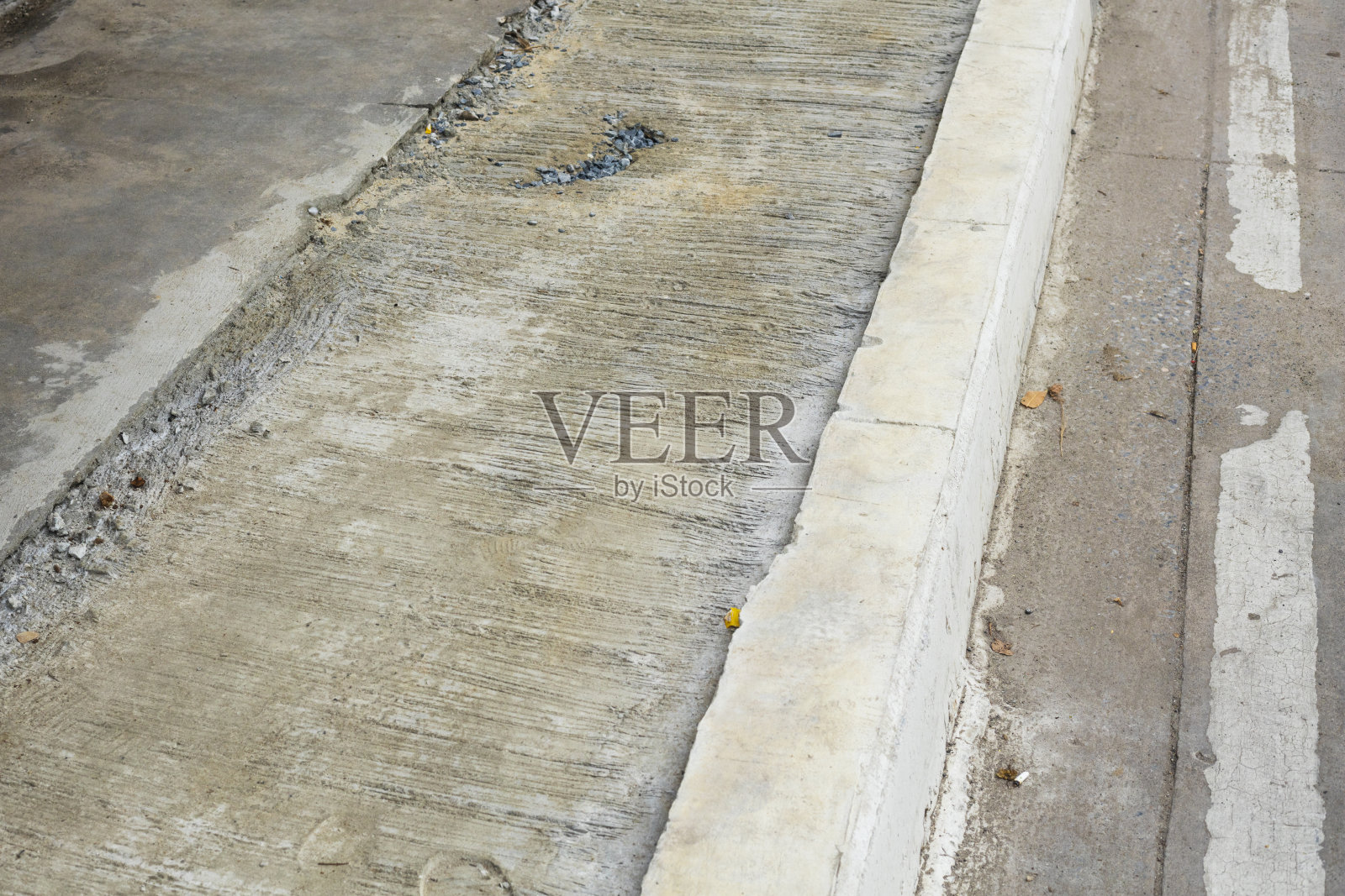 混凝土地下室为新的人行道和铺路石照片摄影图片