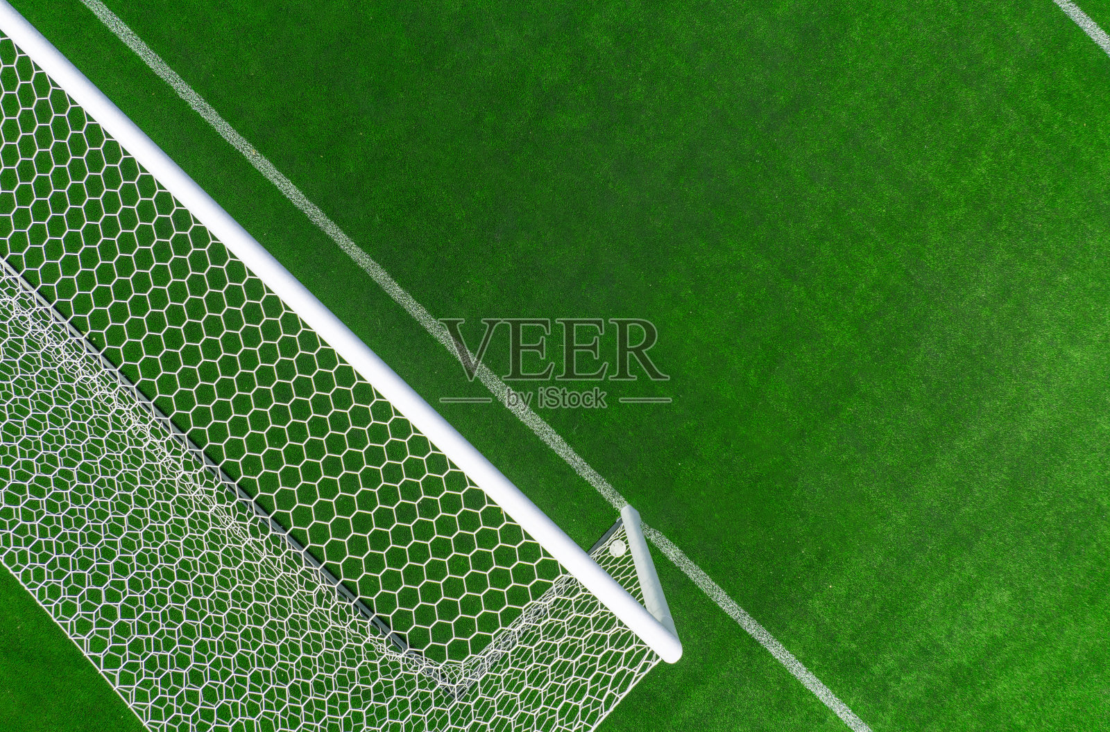 白天绿草皮上的足球球门鸟瞰图照片摄影图片