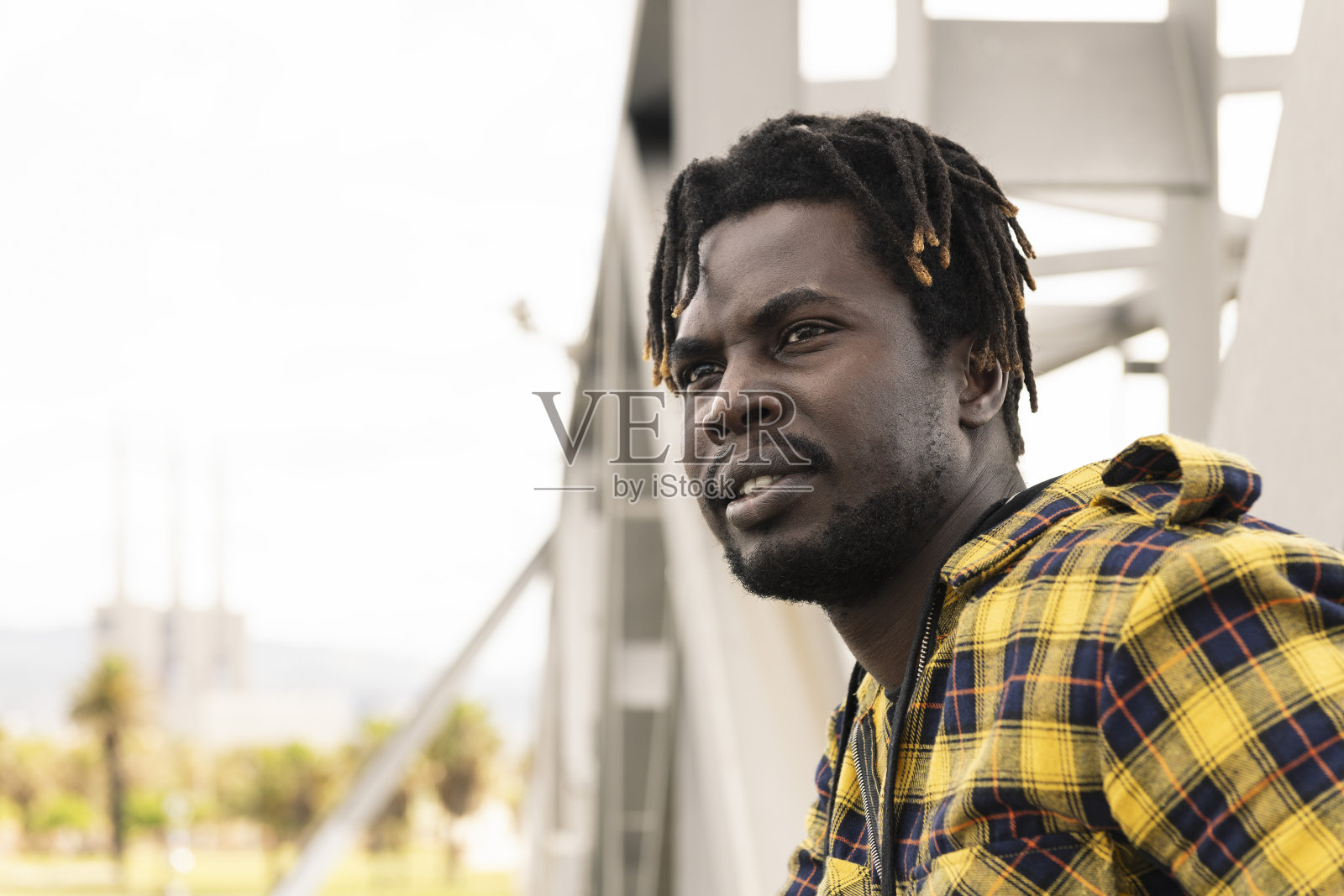 年轻的非洲人，背景是结构照片摄影图片