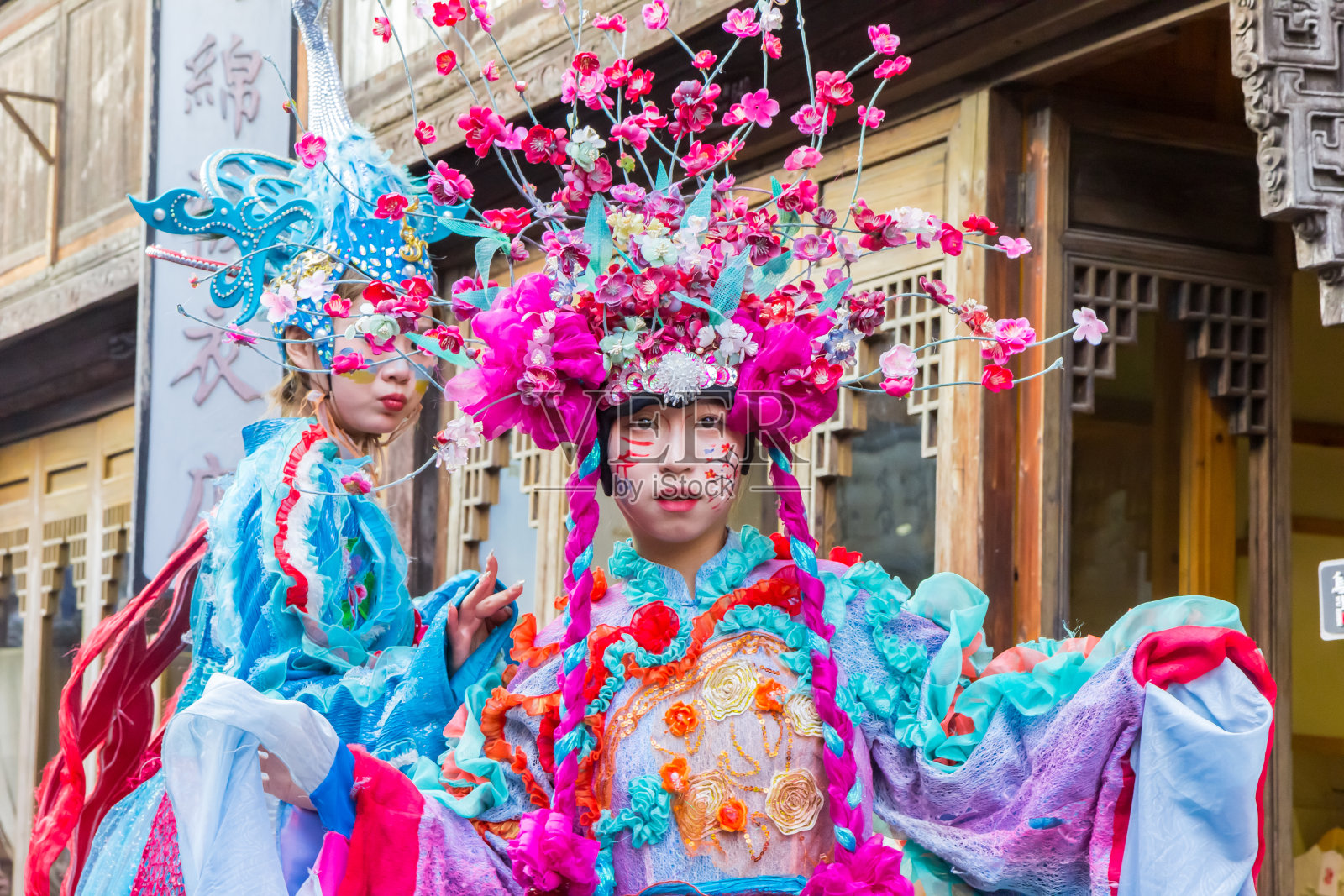 在乌镇的戏剧节上，年轻的中国女子穿着戏服摆姿势照片摄影图片