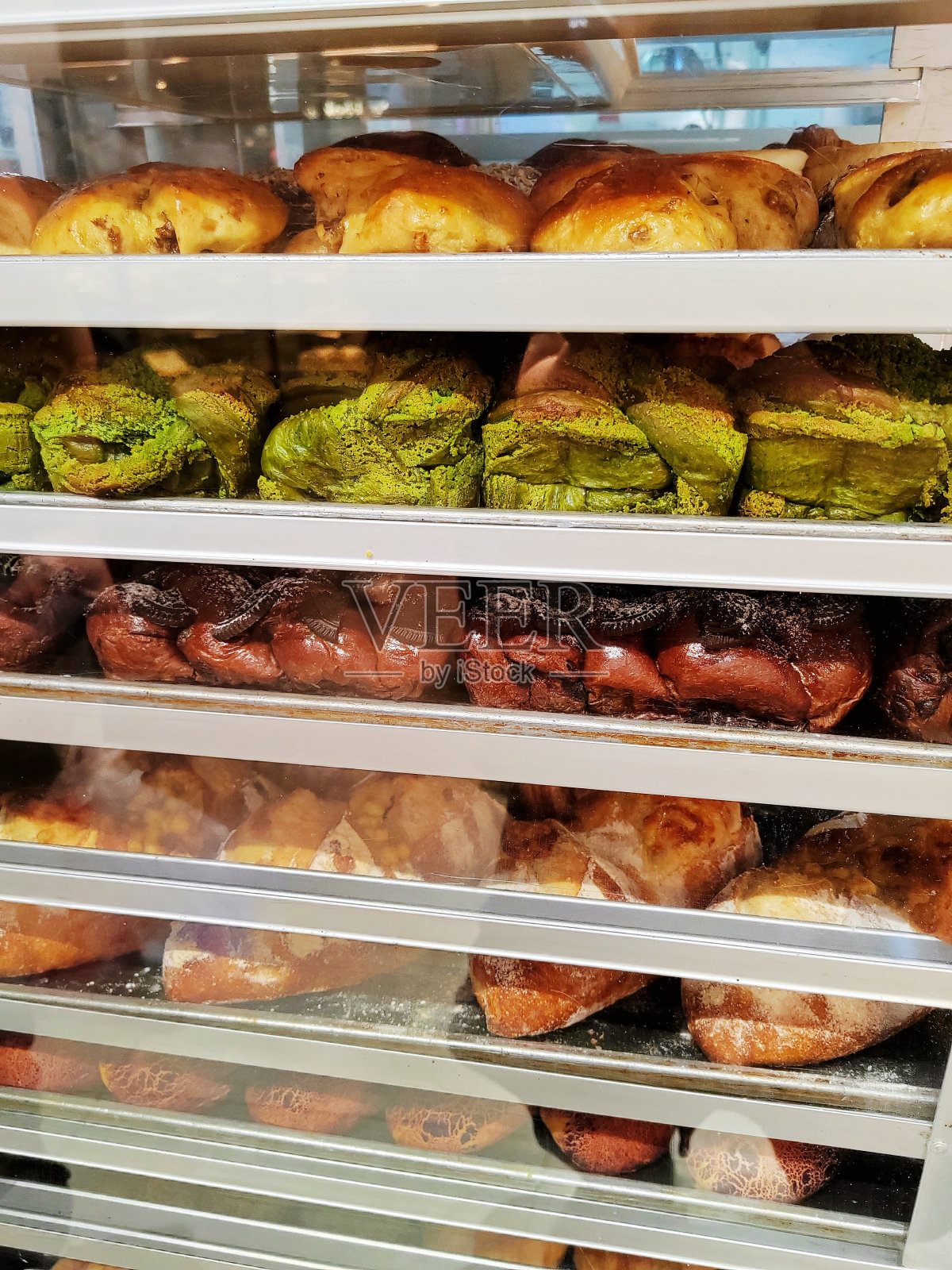 面包店的架子上照片摄影图片