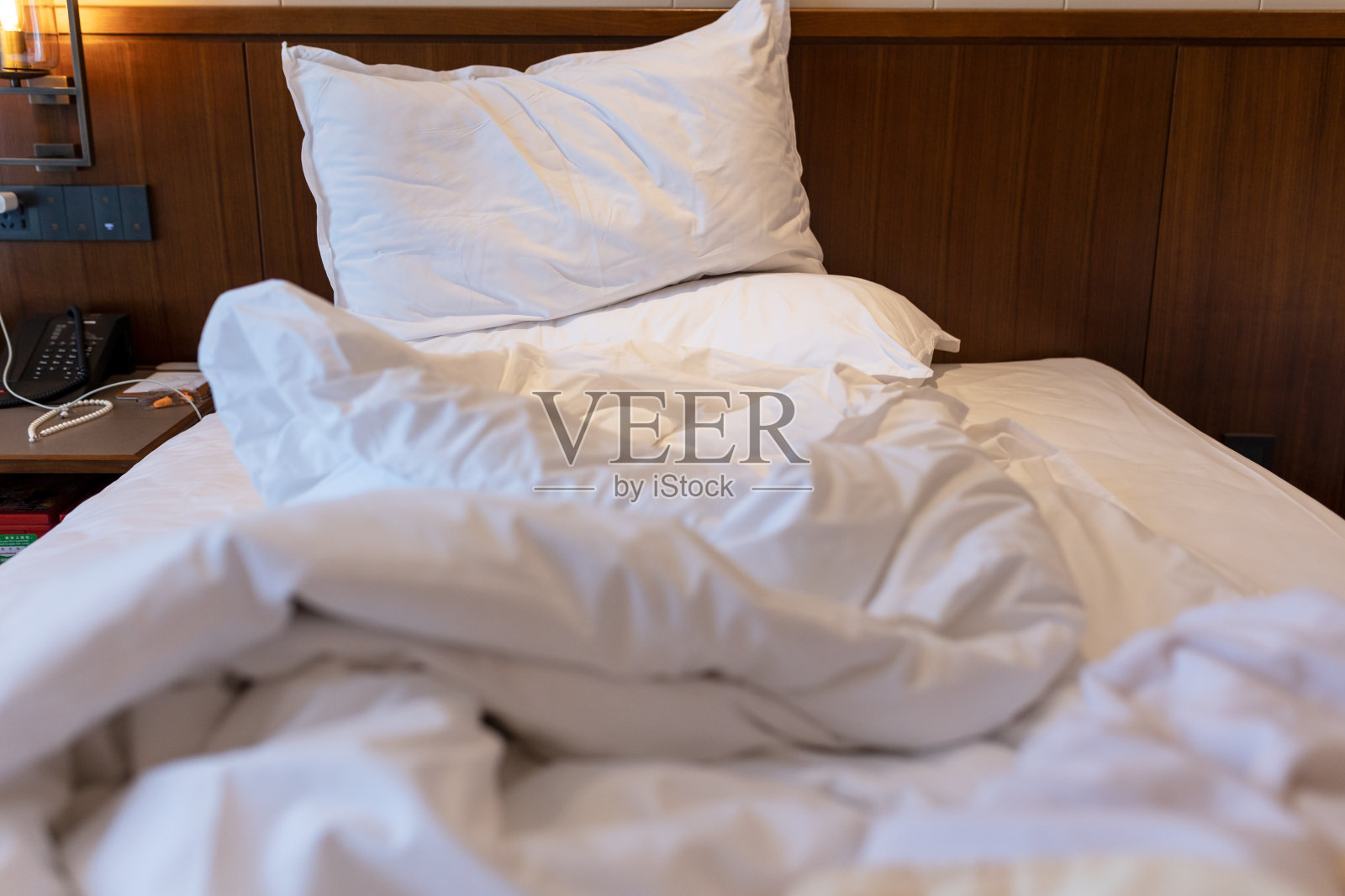 杂乱无章的床照片摄影图片