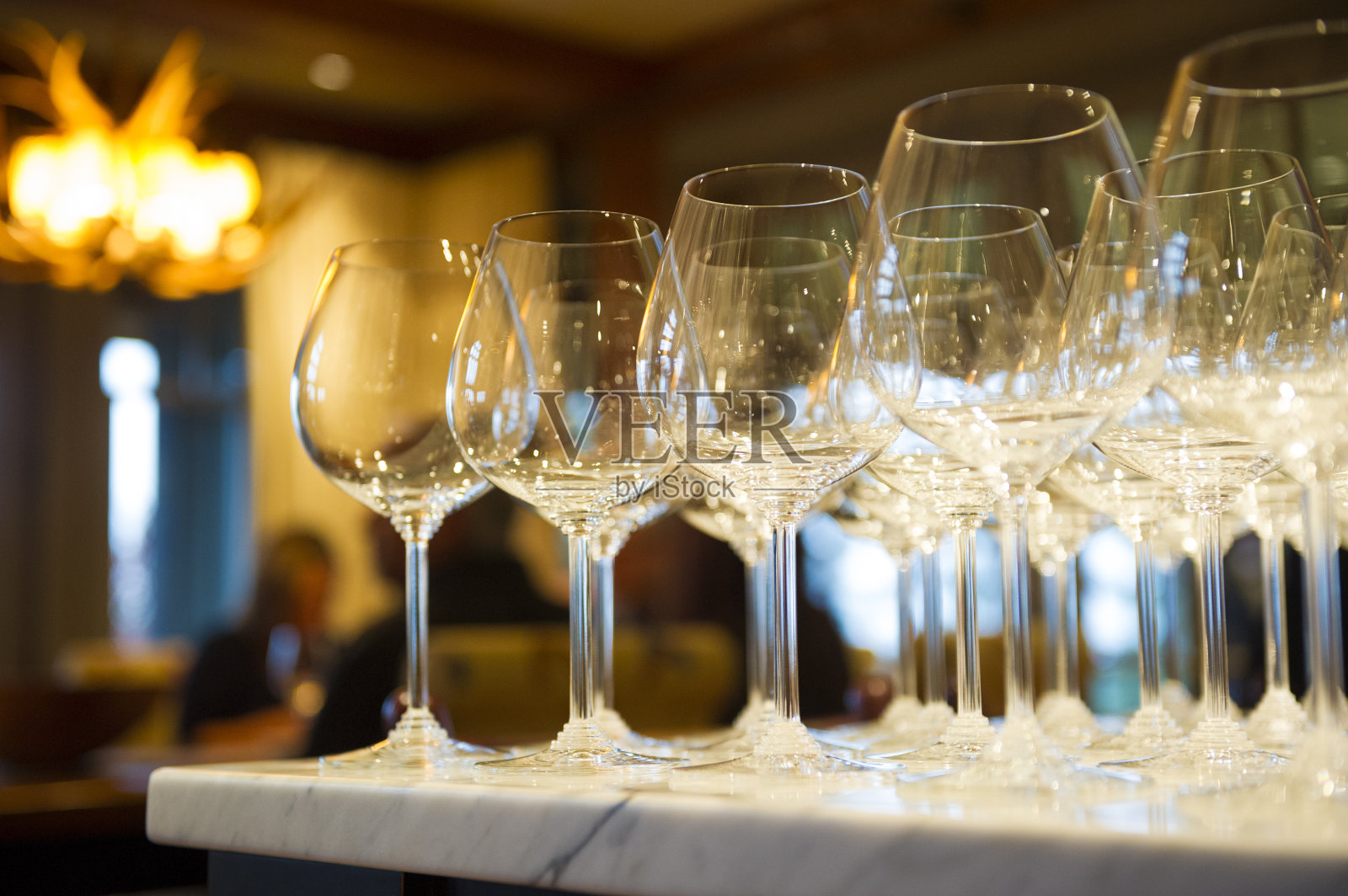 空酒杯排成一排照片摄影图片