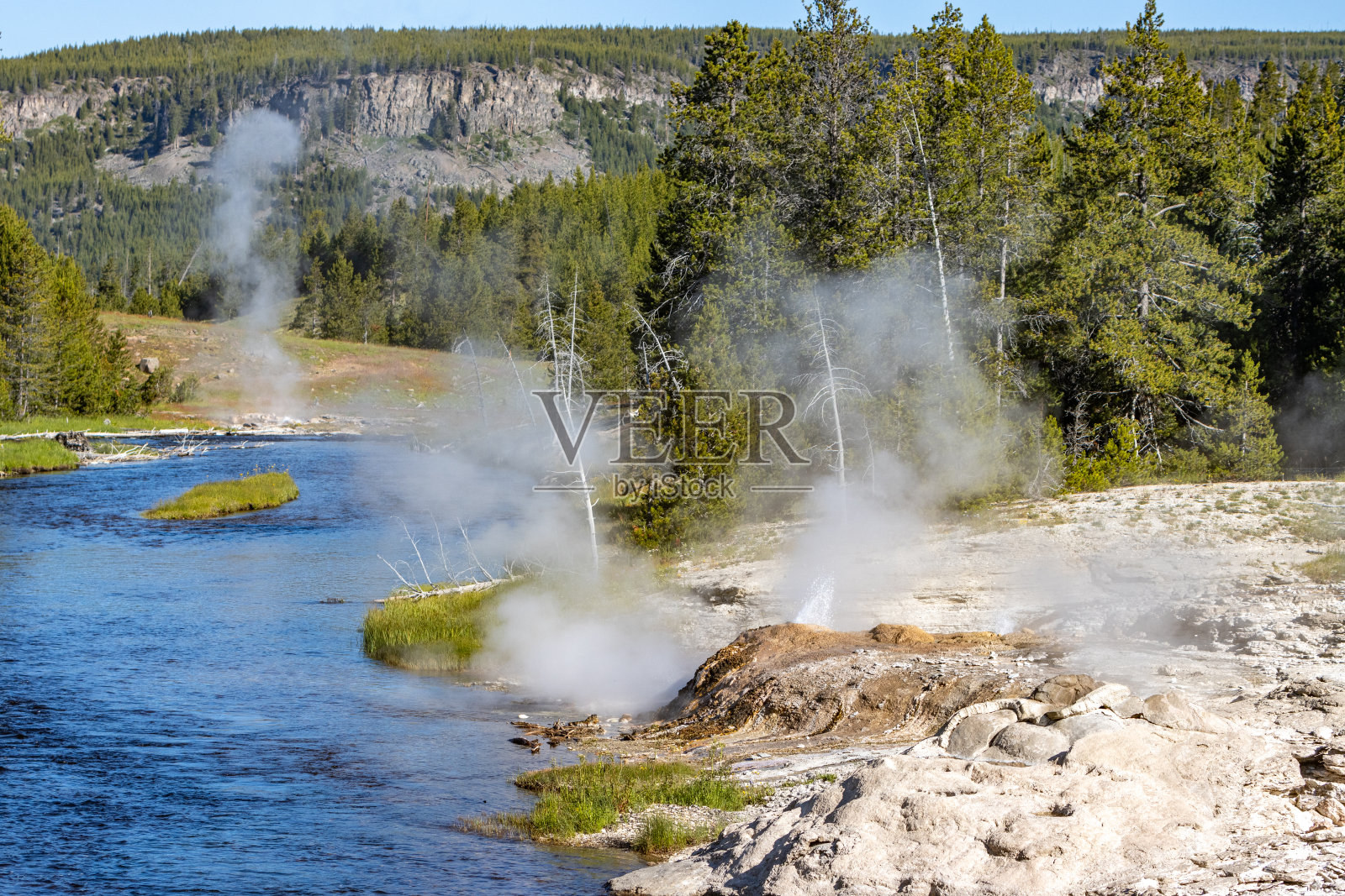 怀俄明州黄石国家公园上间歇泉盆地的火洞河照片摄影图片