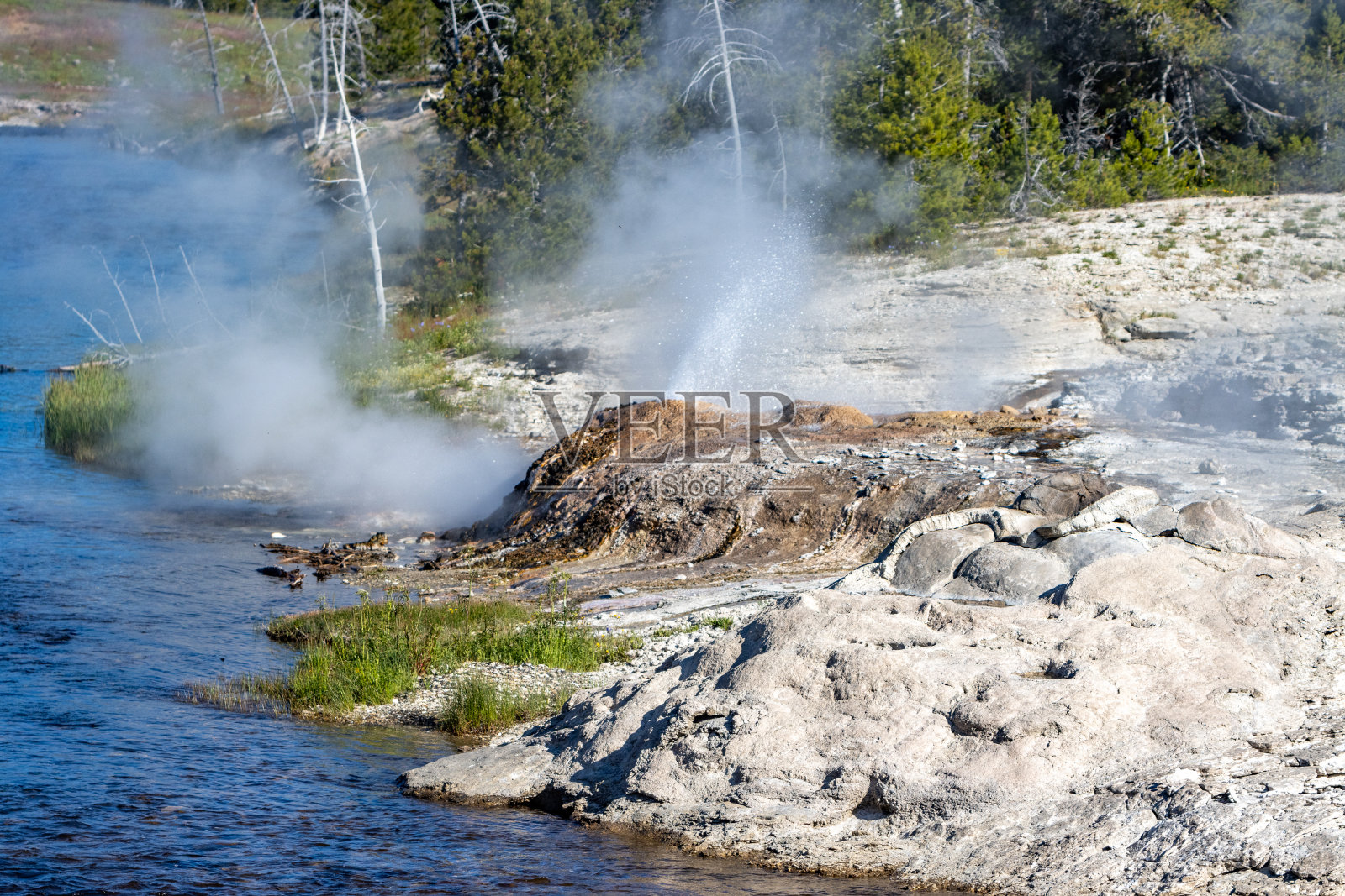 怀俄明州黄石国家公园上间歇泉盆地的火洞河照片摄影图片