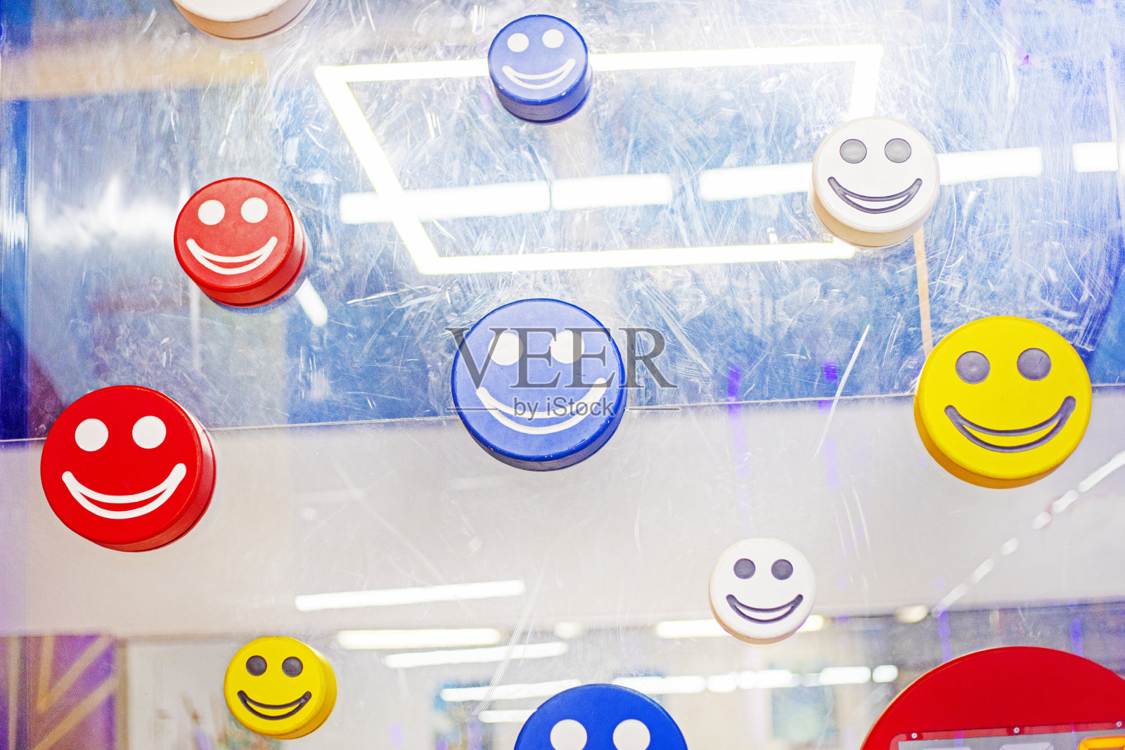 开发中心的门上装饰着五颜六色的表情符号。回到学校照片摄影图片