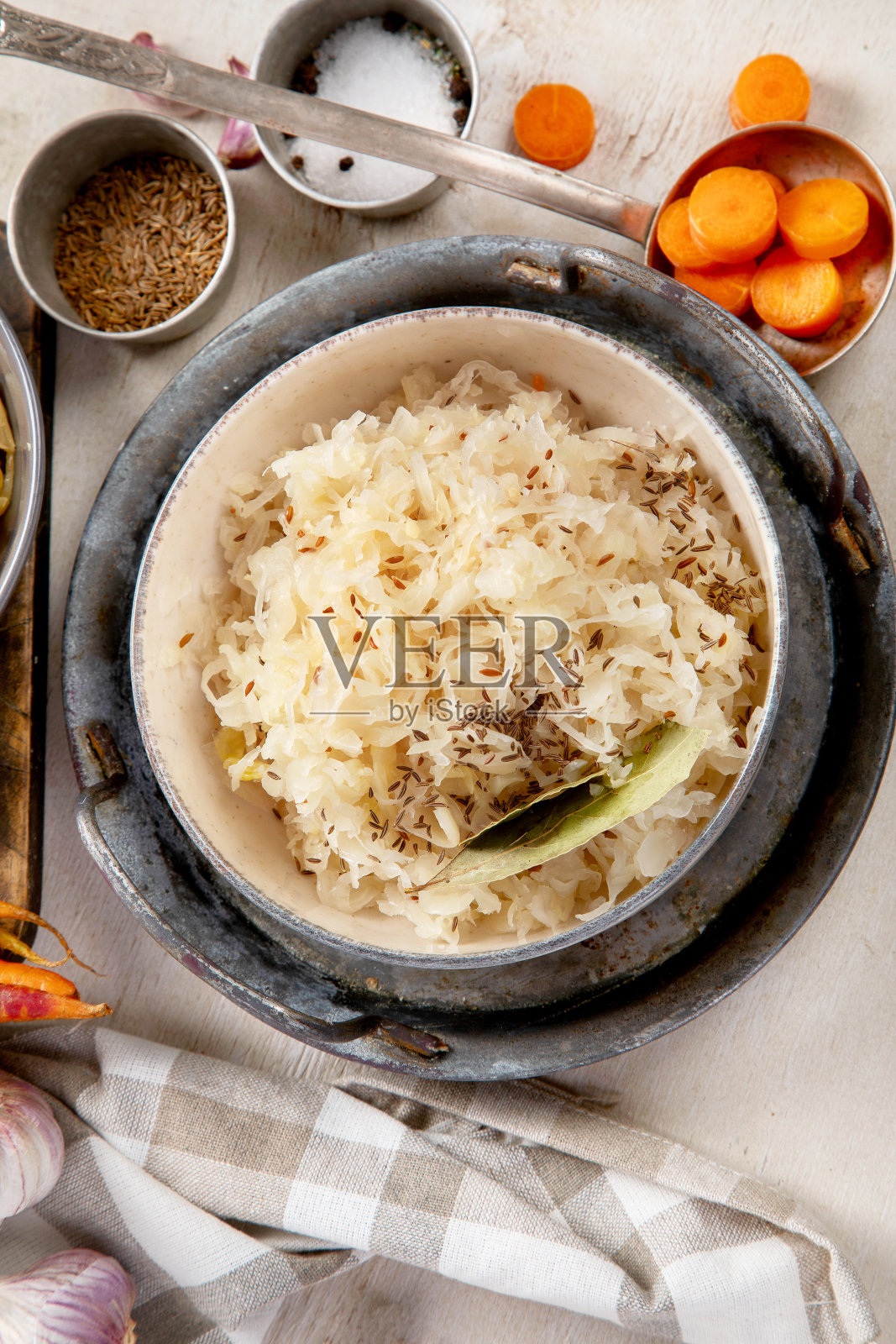 木制浅色背景上的冬季沙拉。自制红萝卜酸菜。美味的照片摄影图片