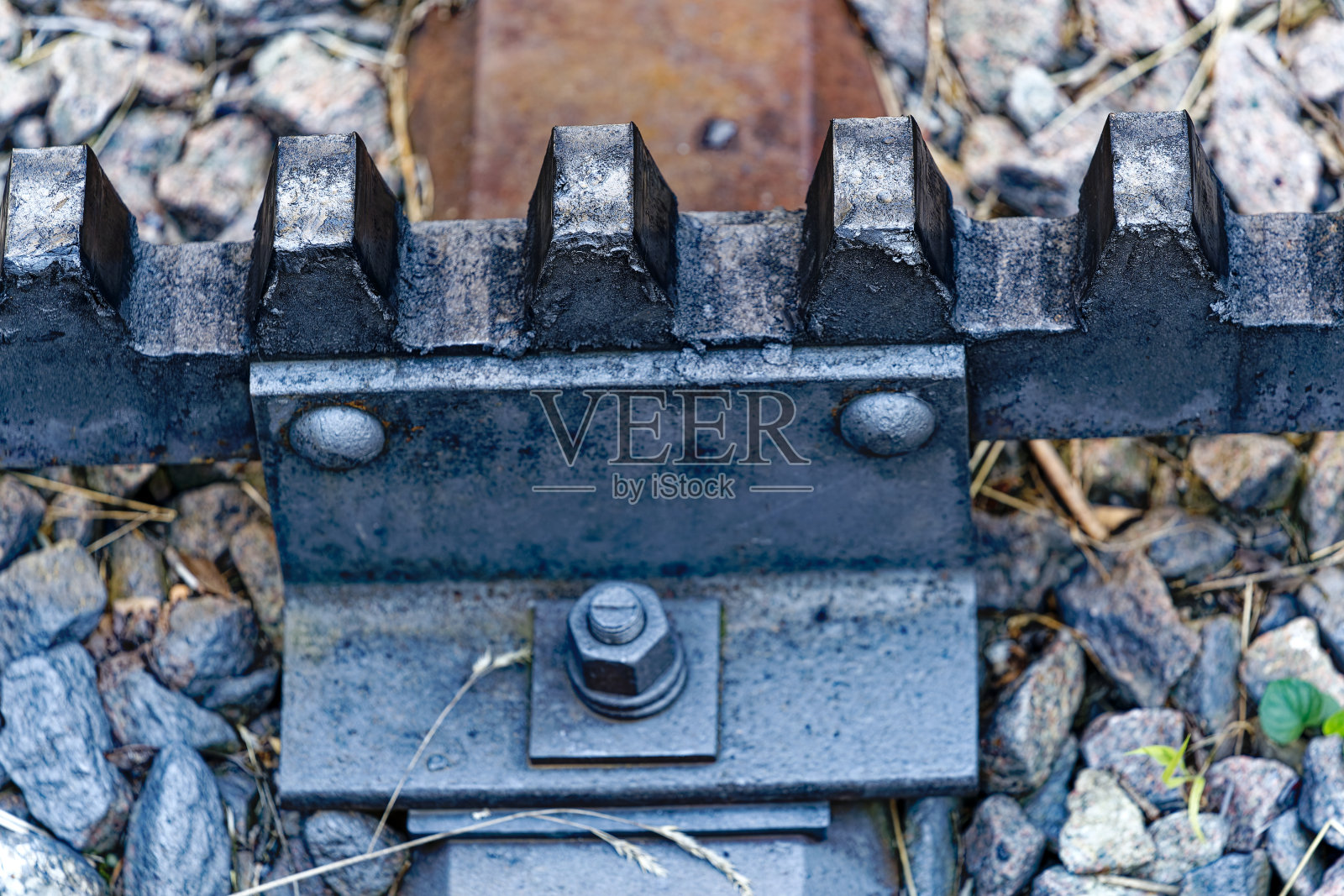 夏天的一天，瑞士苏黎世灰色金属齿轮铁路轨道的特写。照片摄影图片