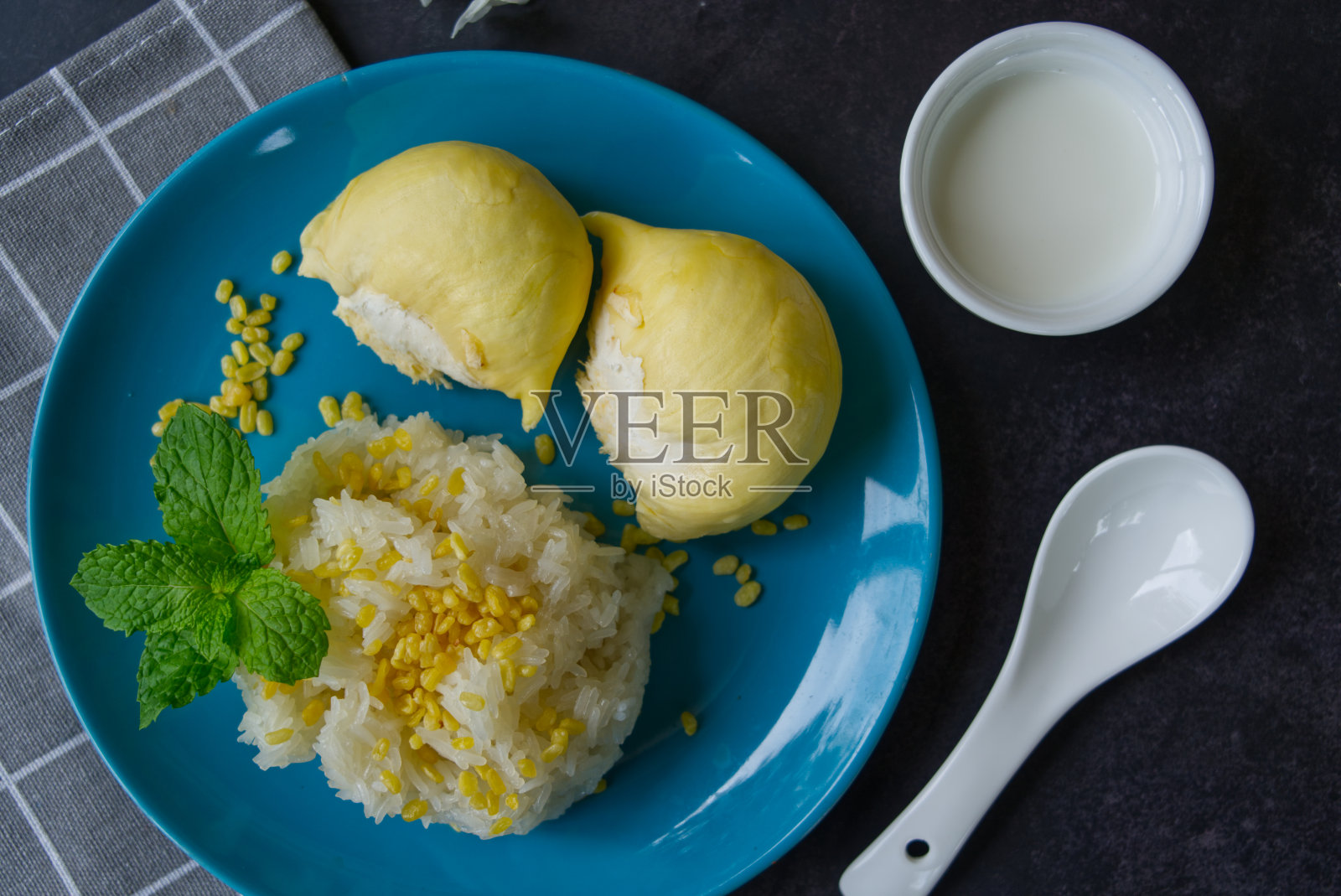 椰奶榴莲饭，泰式甜点照片摄影图片