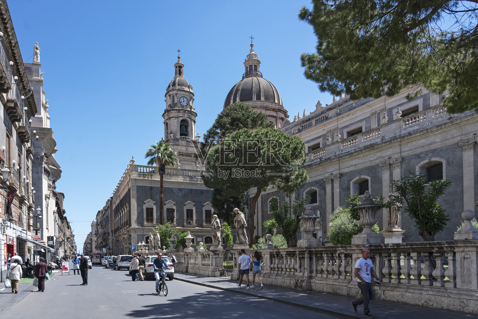 意大利，卡塔尼亚大街上的圣阿加塔大教堂照片摄影图片