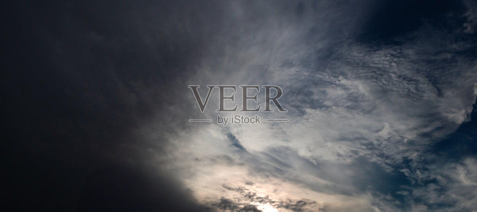 云风暴天空黑雨闪电雷鸣多雨台风自然光线场景多雨大气破坏影响二氧化碳粉尘空气污染2.5 Pm，纹理自然风暴天气天景。照片摄影图片