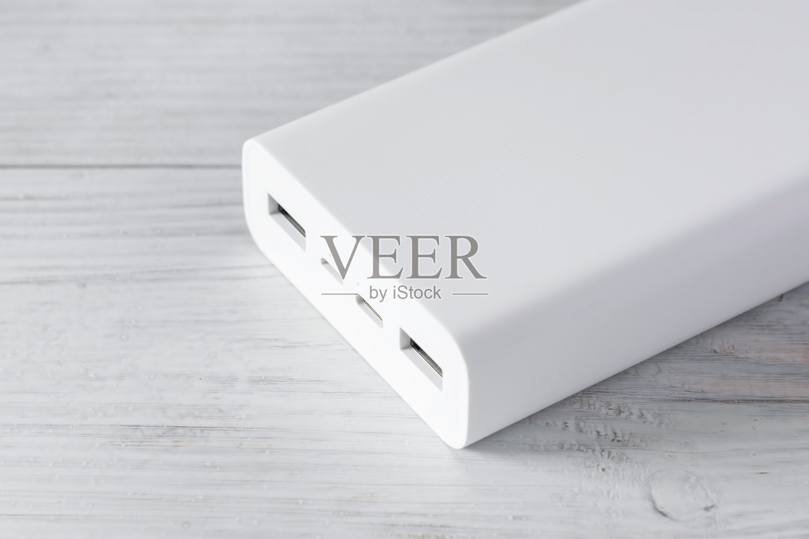 白色移动电源放在木桌上照片摄影图片