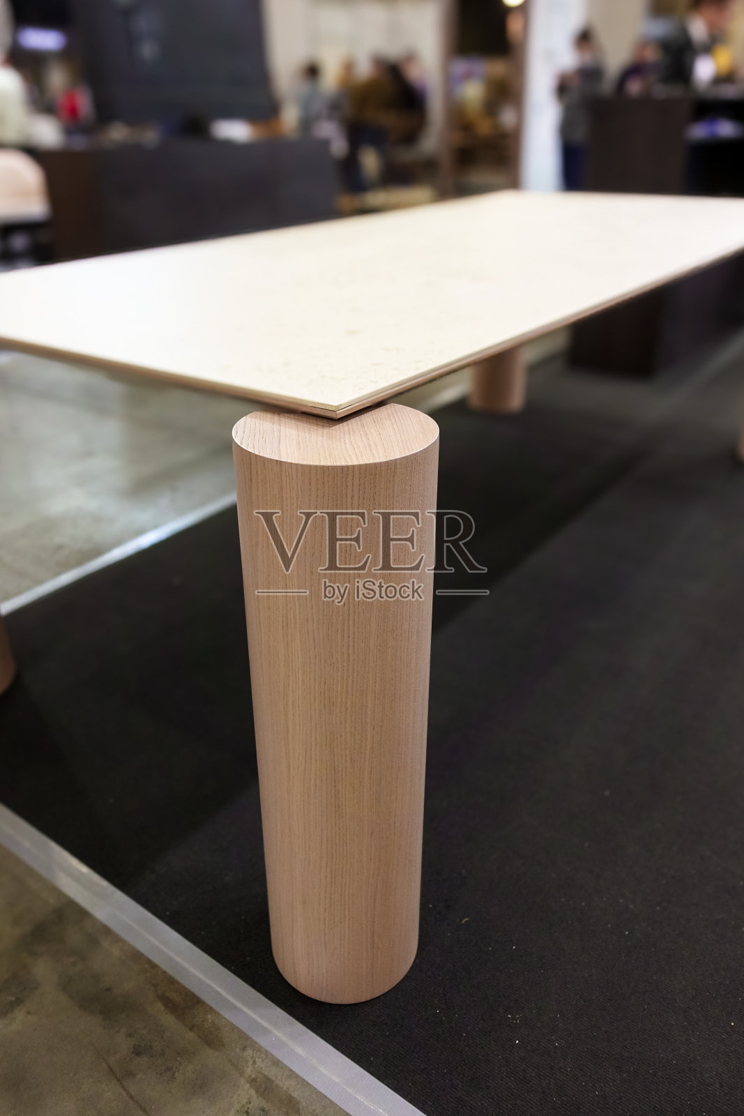 圆柱形的木制咖啡桌腿，带有玻璃台面。照片摄影图片