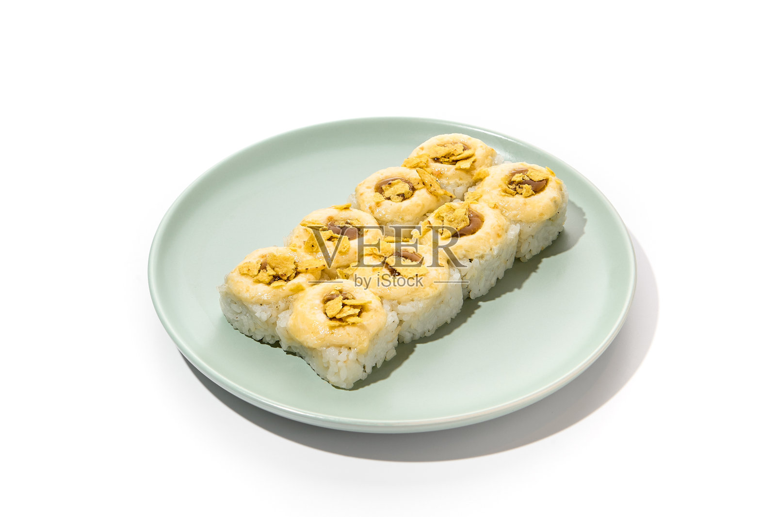 烤寿司卷，配菜木酱、芝士奶油和炸洋葱照片摄影图片