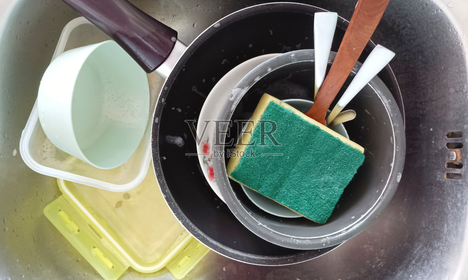 待清洗食品容器上的苏格兰盐水照片摄影图片