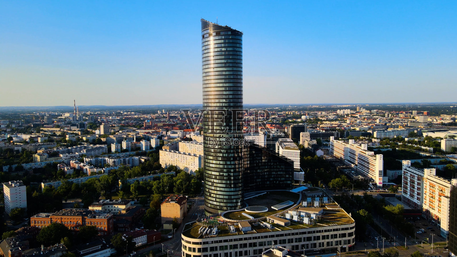 弗罗茨瓦夫中心摩天大楼商业中心的景观照片摄影图片