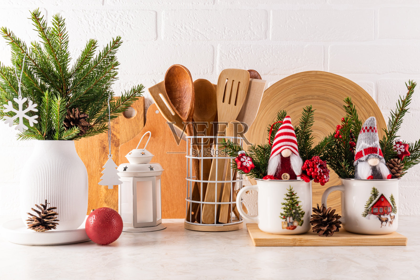 为圣诞节装饰的美丽厨房背景。环保厨具，绿色的云杉树枝，新年小矮人。照片摄影图片