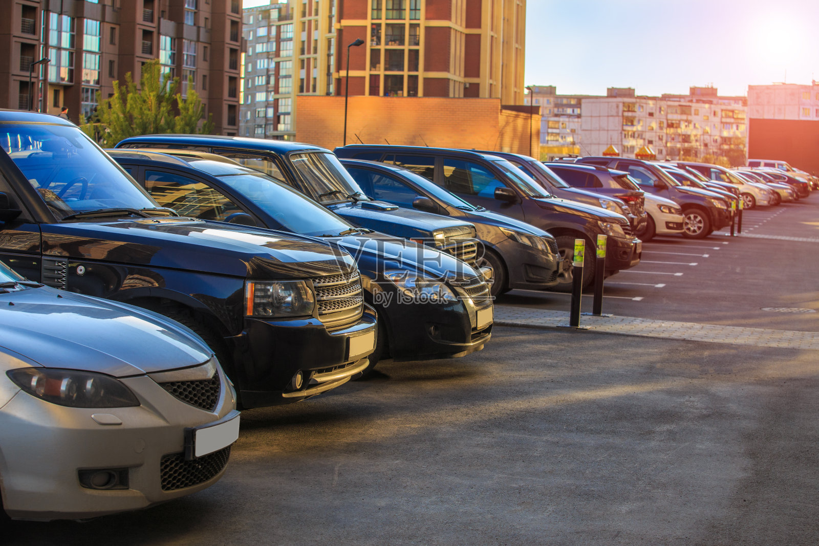 汽车停在城市里照片摄影图片