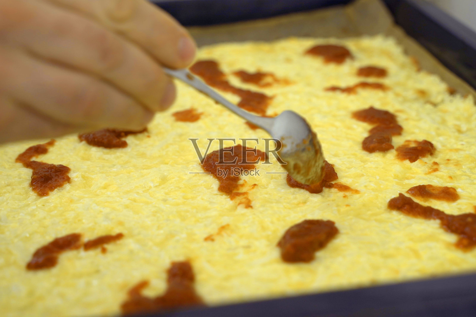 准备素食披萨的人。特写镜头照片摄影图片