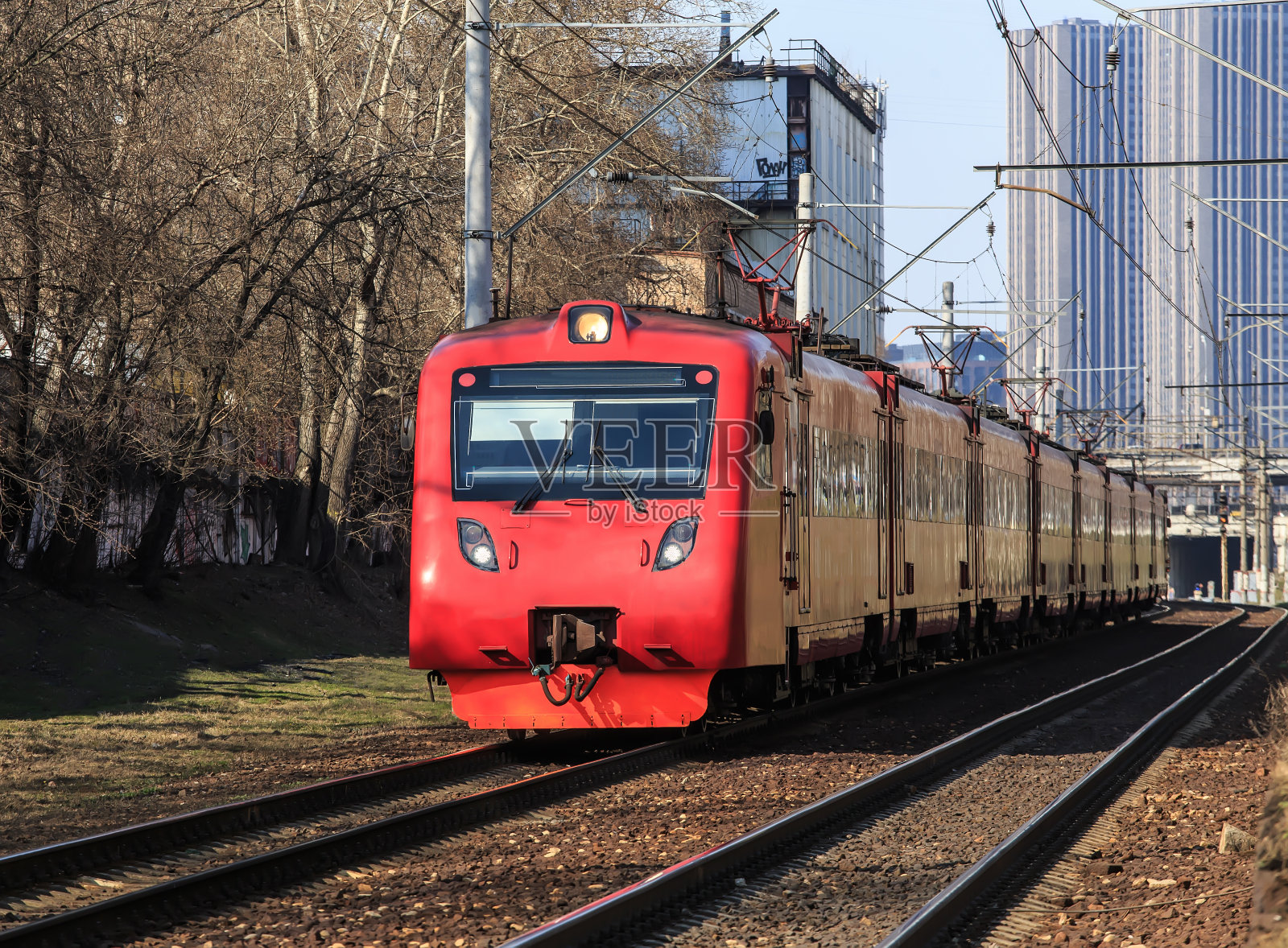 电动火车沿着铁路行驶照片摄影图片