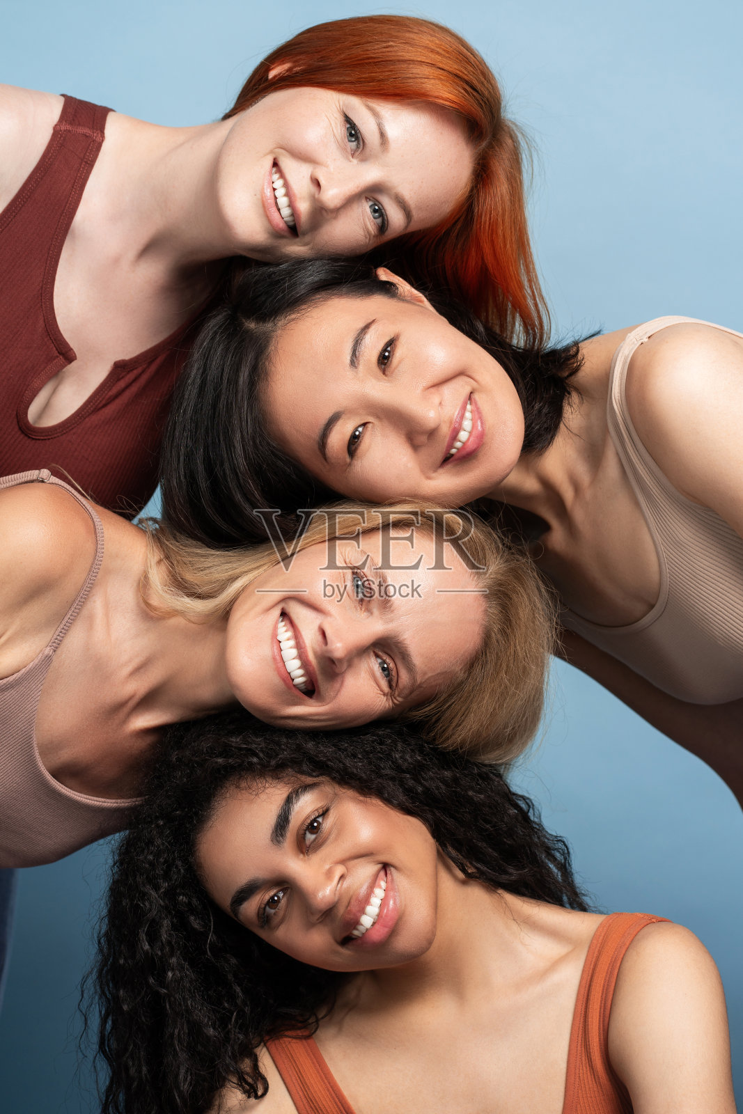 不同的女性微笑的肖像，互相支持，摆姿势，看着镜头照片摄影图片