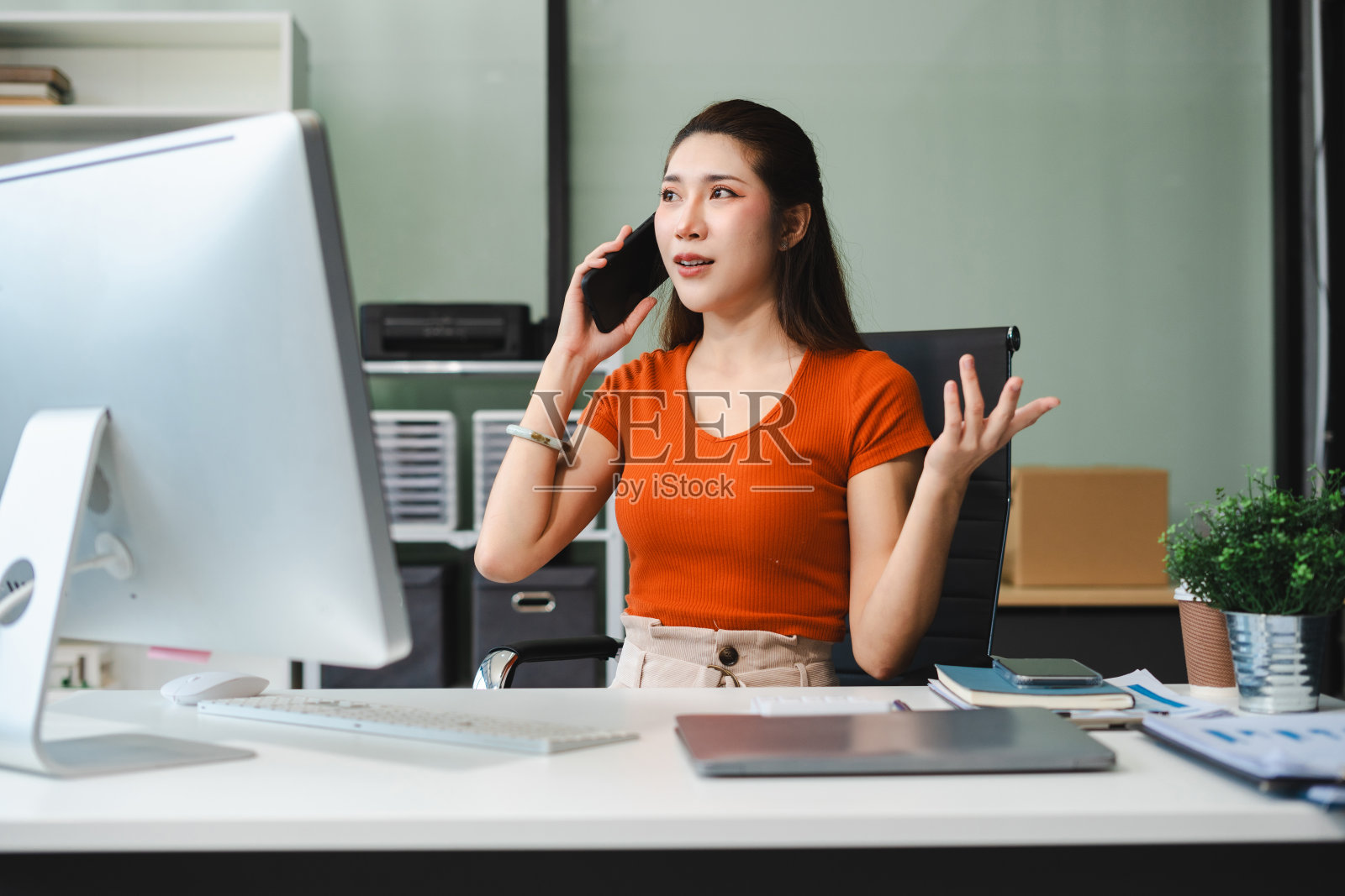 商务女性在笔记本电脑上工作，在线业务，在家工作，远程工作概念时，会用手机更新任务里程碑进度计划。照片摄影图片