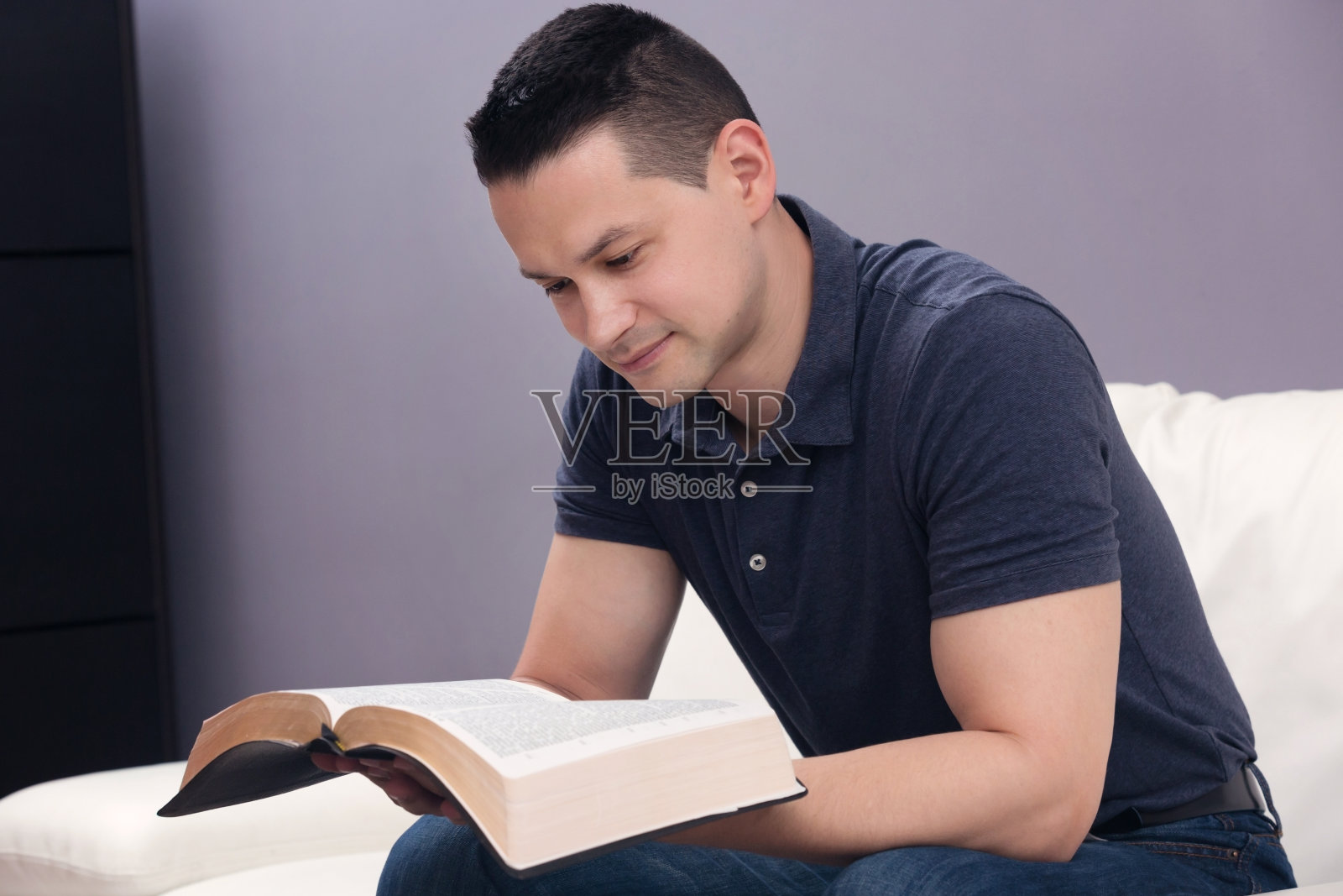 男人在家读圣经照片摄影图片