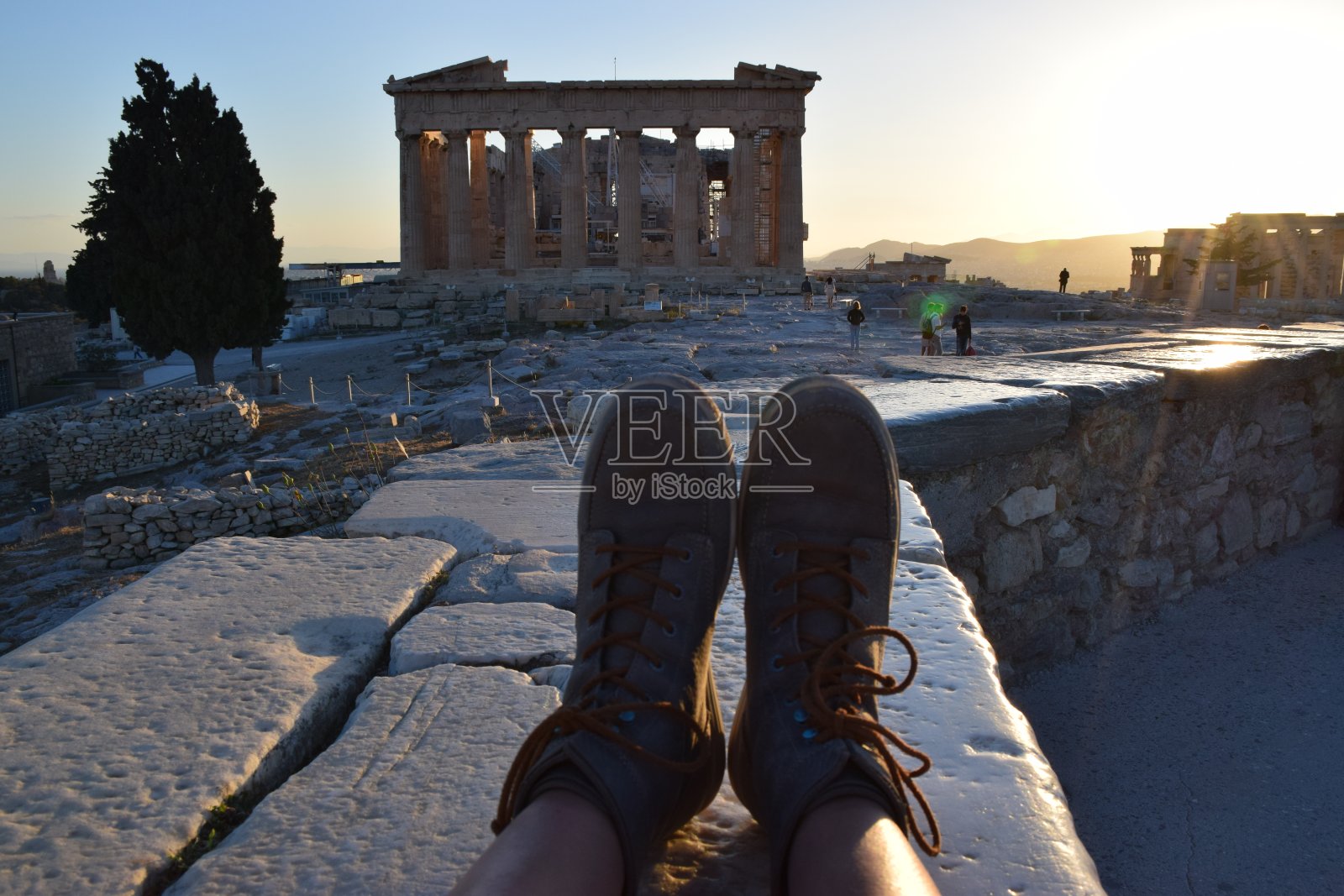 帕台农神庙在日落时晴空映衬下的人腿低剖面照片摄影图片