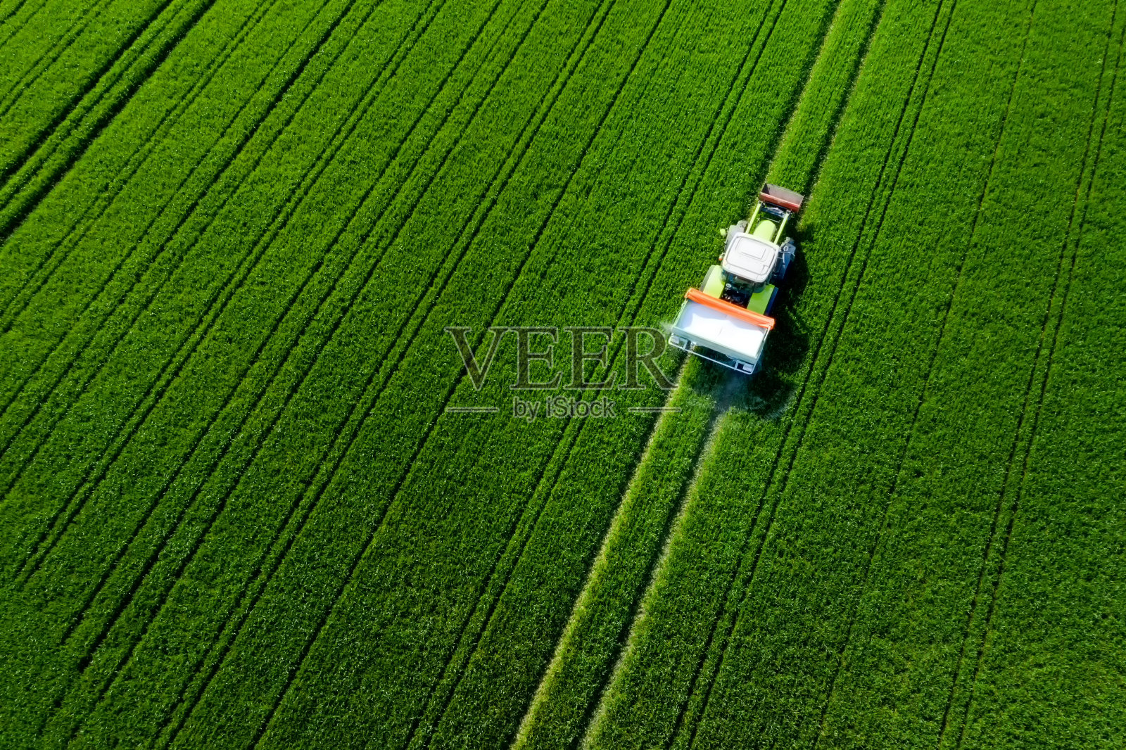 拖拉机在农田上的高角度视角照片摄影图片