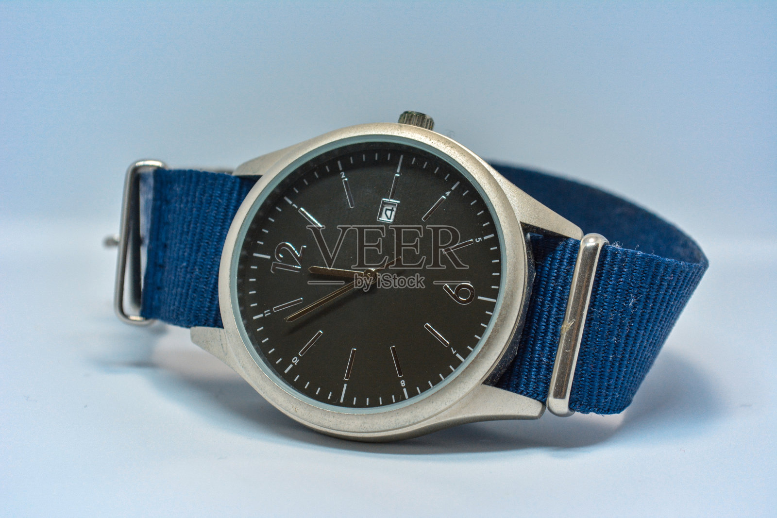 白色背景下的手表特写照片摄影图片