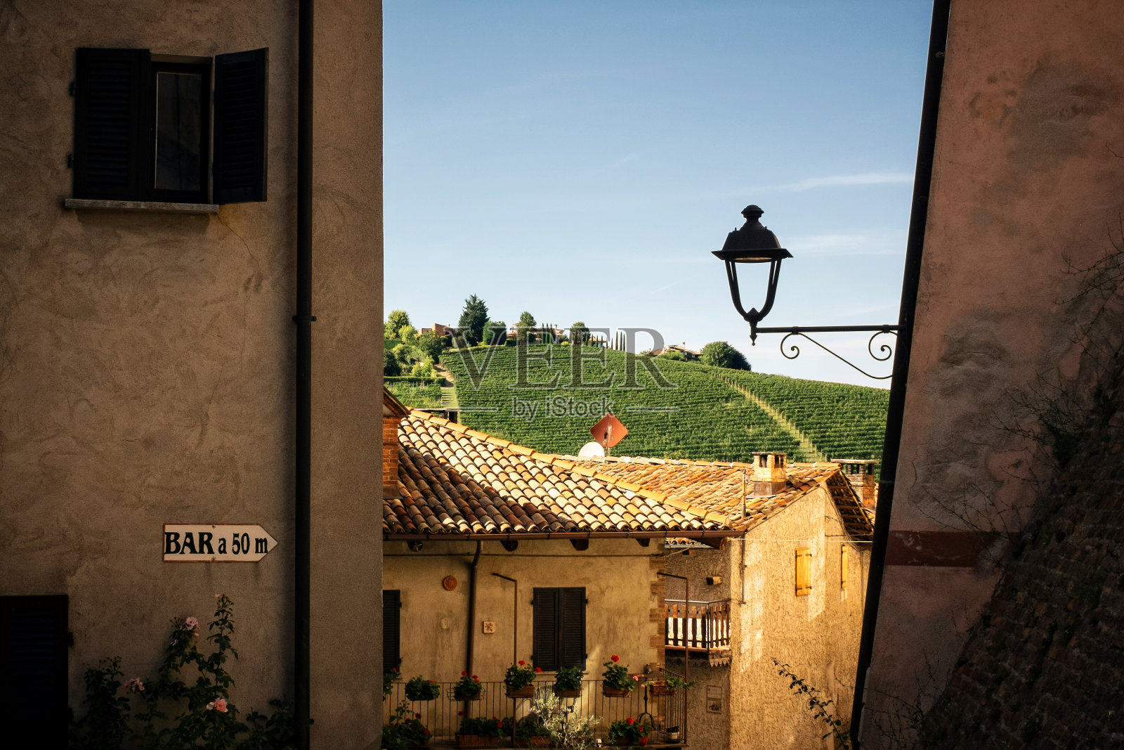 山边的房子对着天空照片摄影图片