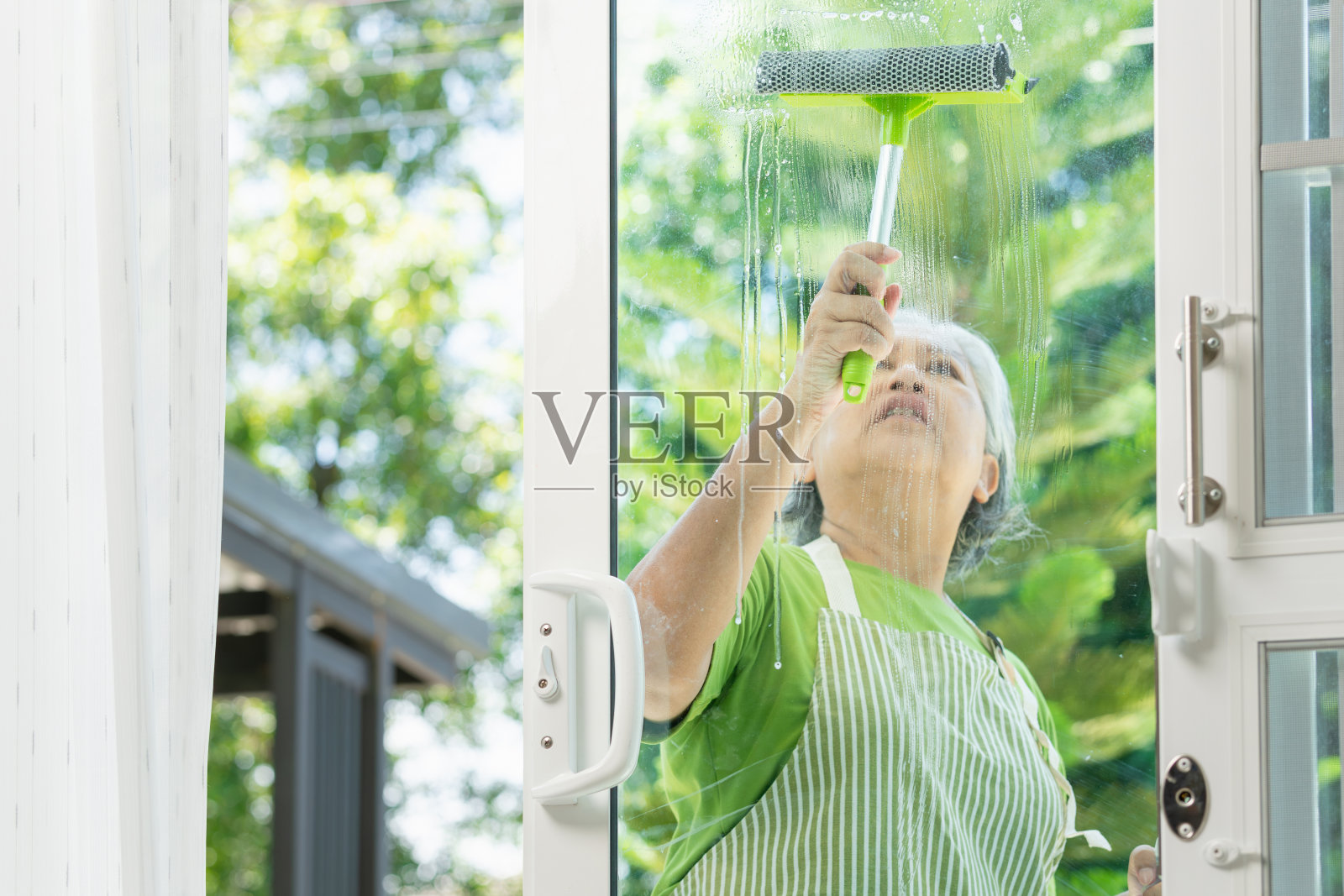 女保洁员，开朗资深女保洁员，专业带保洁工具女保洁员照片摄影图片
