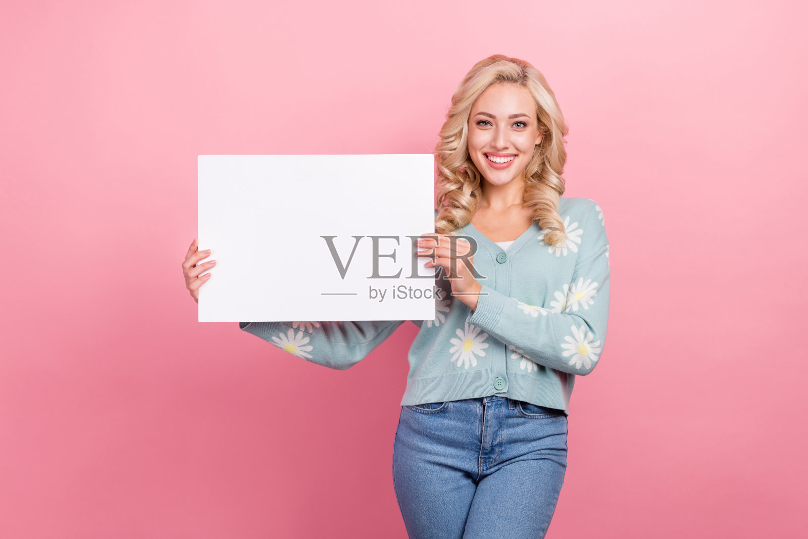 照片积极的好女孩牙齿微笑手握纸空白空间空白隔离在粉红色的背景照片摄影图片