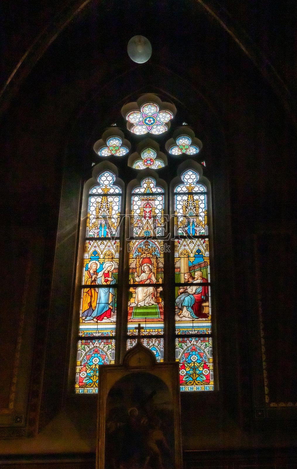 捷克共和国布拉格维谢拉德区圣彼得和保罗大教堂的彩色玻璃窗之一照片摄影图片