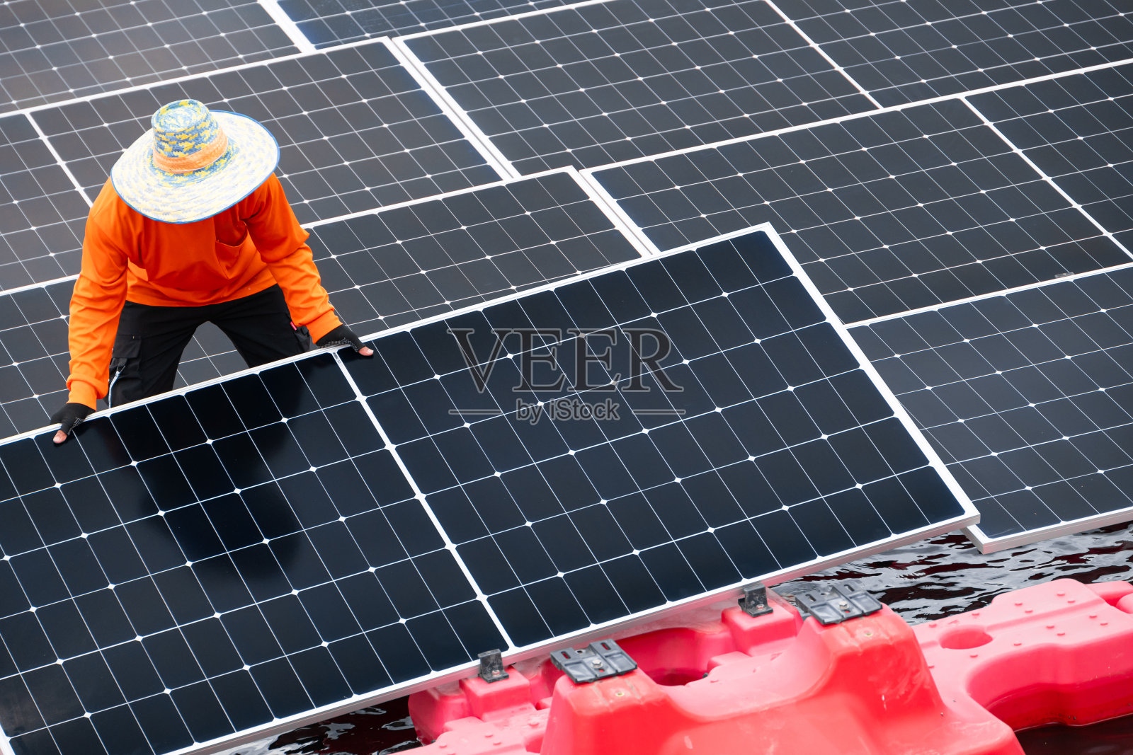 专业工程师服务浮动太阳能电池板。工人维护清洁更换太阳能电池板。工业湖太阳能光伏板系统。用清洁能源节约能源。照片摄影图片