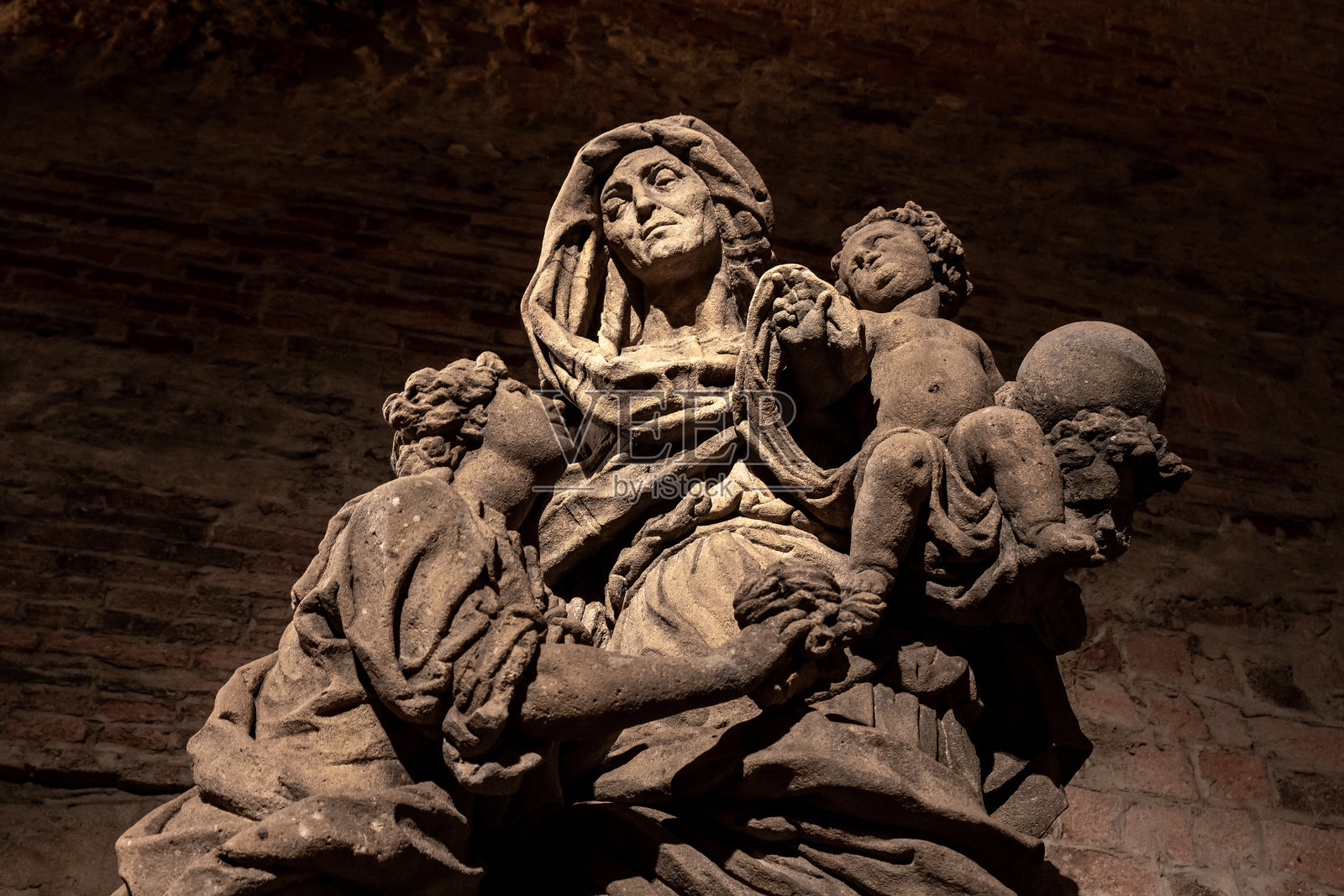 雕塑家Jackel创作的圣安妮圣母子雕像，位于捷克共和国布拉格维谢赫拉德要塞墙下的地牢中照片摄影图片