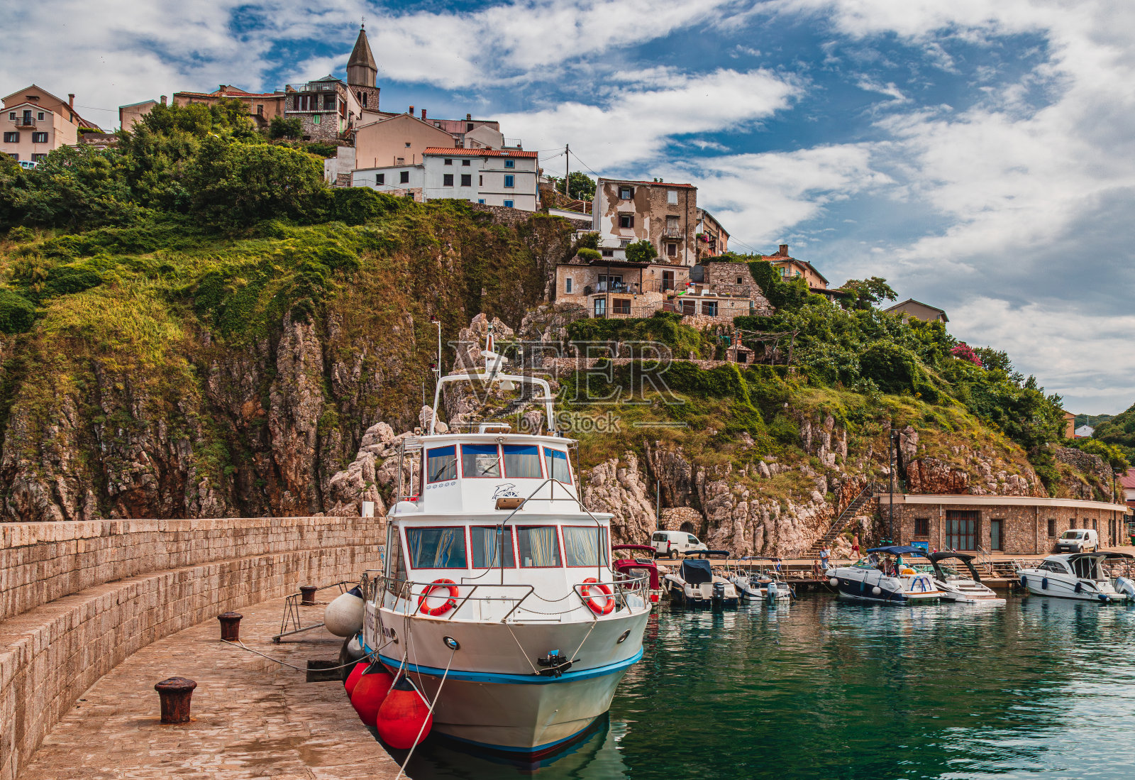 弗尔布尼克港,Krk克罗地亚,城市中令人难以置信的海景27.06.2024照片摄影图片