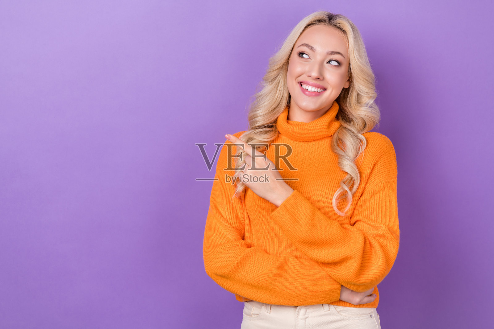 肖像的华丽积极的人，牙齿的微笑，直视手指空白的空间提供孤立的紫色背景照片摄影图片