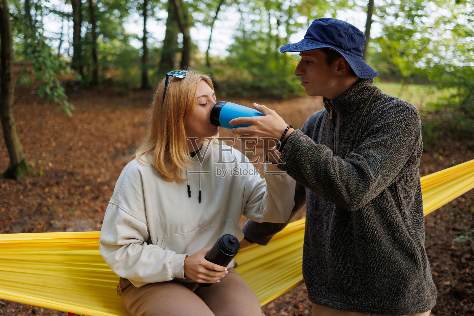 情侣一起享受大自然的吊床照片摄影图片