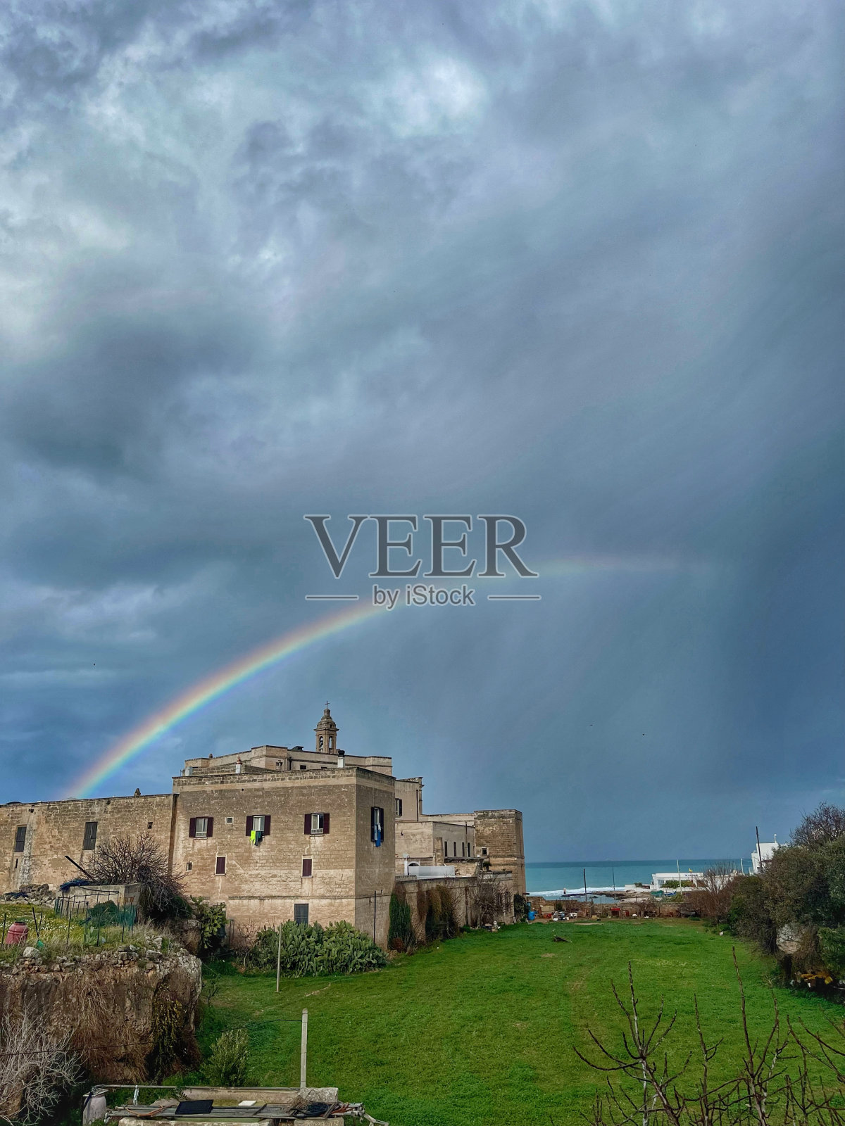 中世纪村庄下雨天的彩虹照片摄影图片