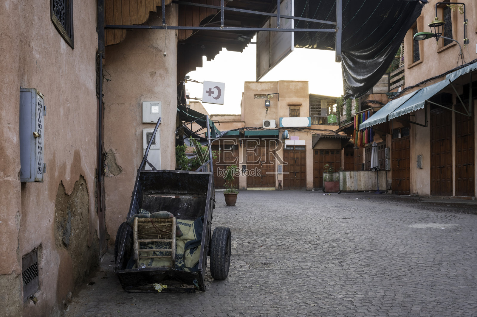 摩洛哥——清晨马拉喀什市场的街道上，商店还没有开门。周围没有人照片摄影图片