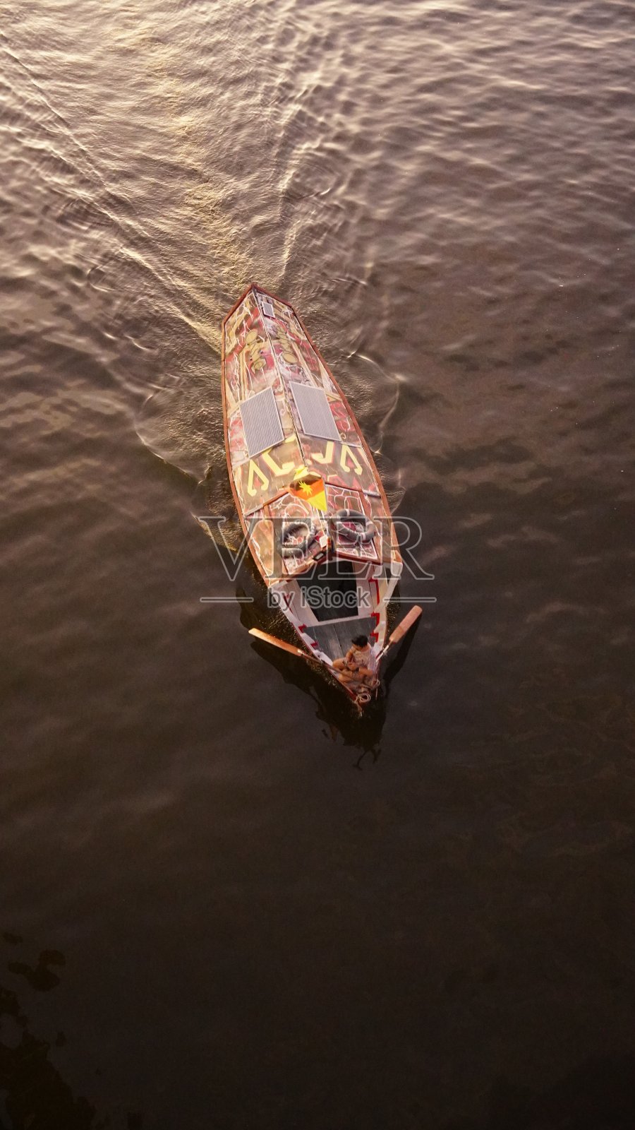 小船在砂拉越河上滑行照片摄影图片