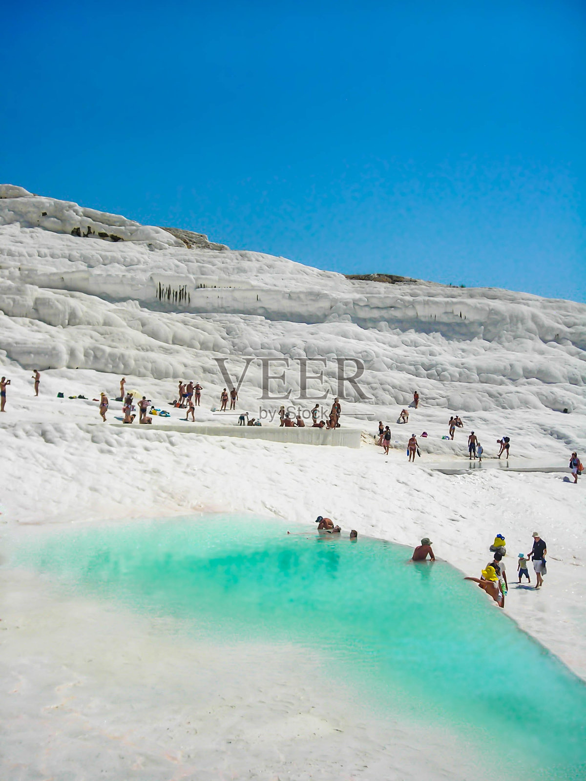 白色的石灰石，绿松石般的水和蓝天，背景图像照片摄影图片