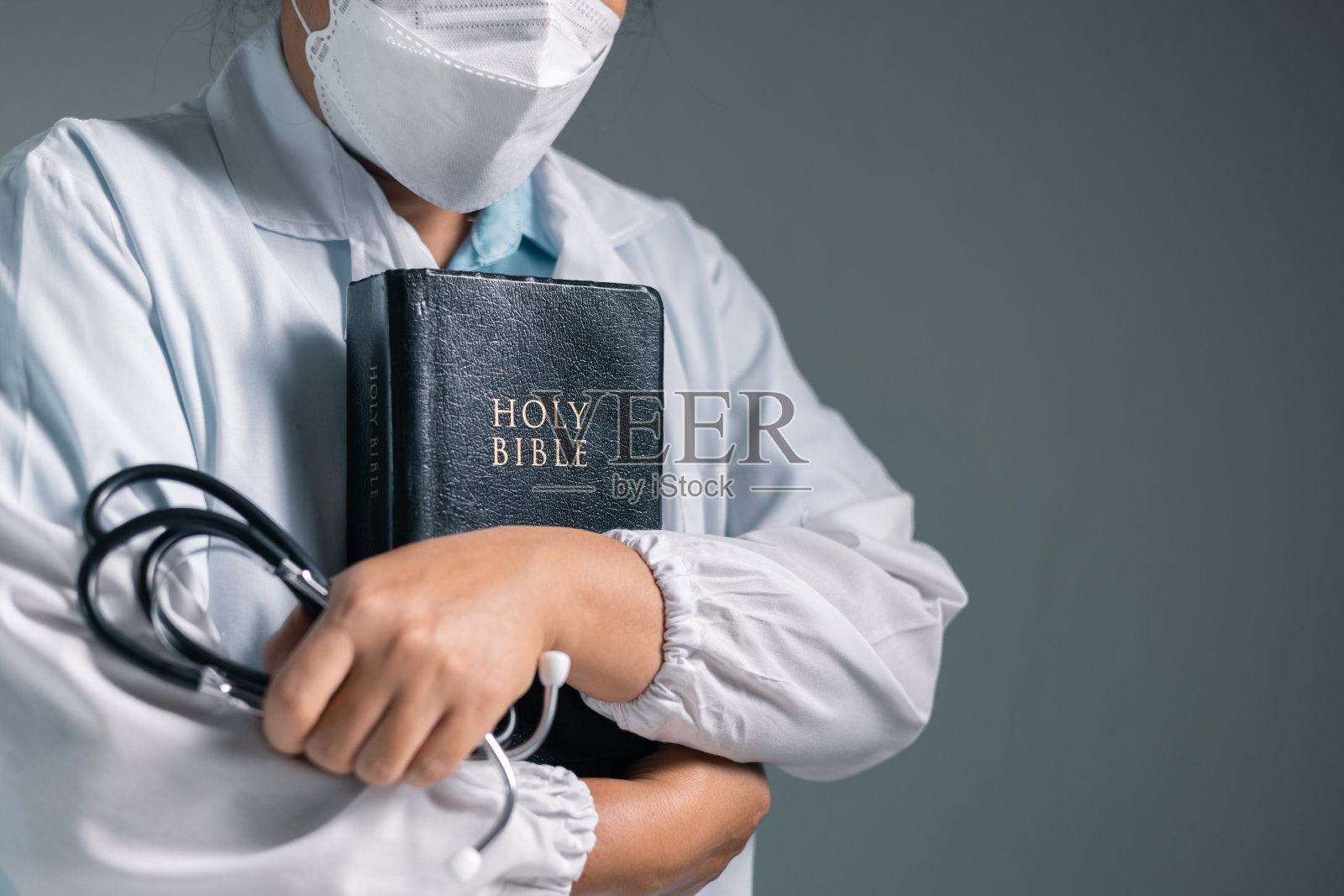 医生握住他们的手祈祷，希望他们在医院诊所提供医疗服务。医生，祈祷，医药，健康，医疗，手，医院，护理，诊所，希望，祈祷，人。照片摄影图片