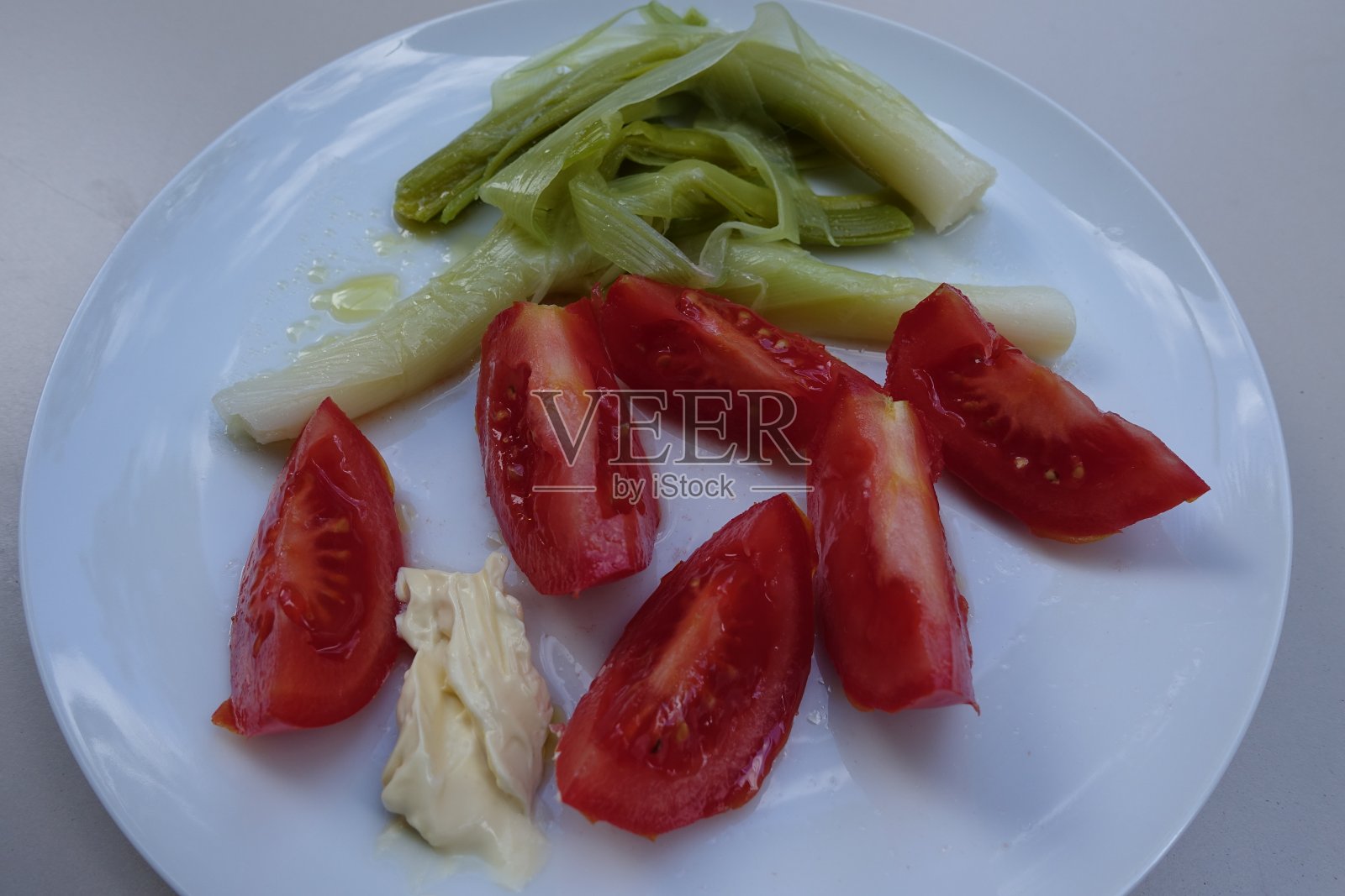 韭葱油醋和番茄蛋黄酱开胃菜照片摄影图片