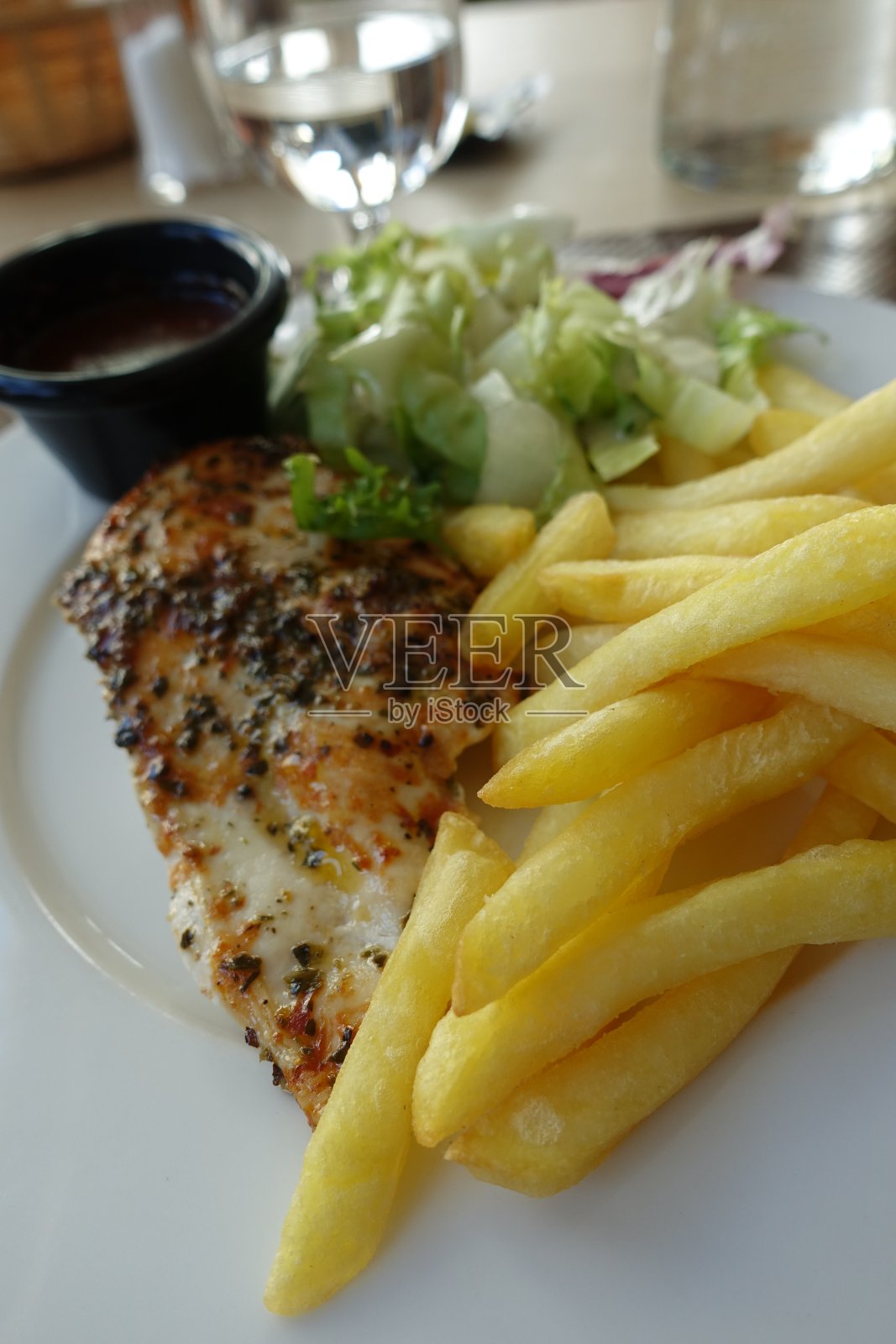 意式煮鸡柳配佐料和法式炸土豆照片摄影图片